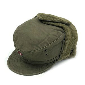 墺軍放出品 オリーブドラブ 冬帽子寒さから顔を守る保温性抜群の帽子■軍放出品のご購入を検討されているお客様へ。ご購入前に必ず下記の説明文、注意文を最後までご一読いただきますようお願い致します。オーストリア軍より払い下げられたウィンターキャップ。耳や顔周りを寒さから守るイヤーカバー付き。スナップボタンで留めることができ、未使用時は帽子の上で固定可能。イヤーカバーの裏地にはボア生地が使用され、熱をしっかり閉じ込める。周囲の音が聞こえるよう耳元には穴が空いている仕様。穴はカバーによって塞ぐことができる。下記をお読みになり、ご納得いただけるお客様のみ、ご購入下さい。軍放出品（ミリタリーサープラス）は状態によって、下記の分類をしています。1，デッドストック　「新古品・未使用品（ほぼ新品）」2，良い　「キズや使用感があまり見られない。」3，可　「使用感があり、小さな傷等がある。」4，難あり　「比較的大きな傷、汚れがある。」5，破損あり「破損はあるものの、使用できる状態」6，ジャンク品「破損があってそのままでは使用できない」※製造年代、色合い、その他、ご指定できません。※ご購入後に商品の状態に関するお問合わせはお受けできません。※ご購入後に返品、交換をご希望の場合、発生する送料はお客様のご負担になります。実際のサイズは、2cm前後の誤差がある場合がございます、あらかじめご了承ください。 ※製品の仕様、外観はメーカーより予告なく変更されますので、気になる点や、詳細はメールで別途お問合わせください。PC・モニタの環境で色が実物と多少異なる場合があります。布製品などは個体差があり、寸法に誤差が多少ありますので、ご了承くださいませ。防寒帽の詳細※サイズは実寸を計測。個体ごとに差異がありますので、数値はおおよそとなります。サイズ54サイズ55サイズ57サイズ58サイズ59サイズ60サイズ61重量約170g約180g約200g約220g約230g約240g約250g頭囲約42cm約44cm約48cm約50cm約52cm約54cm約56cm他のバリエーションはこちら[ 54 / 難あり ][ 55 / 可 ][ 56 / 可 ][ 56 / 難あり ][ 56 / 破損あり ][ 56 / 良い ][ 57 / 可 ][ 57 / 難あり ][ 57 / 良い ][ 58 / 可 ][ 58 / 難あり ][ 58 / 良い ][ 59 / 可 ][ 59 / 難あり ][ 59 / 良い ][ 60 / 可 ][ 60 / 良い ][ 61 / 難あり ]世界各国の軍隊で使用されていた服やポーチなどの装備、備品を民間に放出した商品になります。世界各国の軍隊のマークや紋章が入っており、普段見かけない商品ばかり。実際に使用されていたからこそユーズド感満載で、本格派ミリタリーマニアにはたまらない一品。[軍放出品/軍放出品 軍払下げ品 ミリタリーサープラス Military Surplus]軍放出品の商品一覧[1230][d00010921122812300000][2481][d01362476291824810000][00GUN]墺軍 軍払い下げ品 冬帽子 オリーブドラブ 防寒帽 防寒帽子 ミリタリーグッズ パイロットキャップ 飛行帽 防寒 防寒用 登山帽 ロシア帽 シベリアンハット シュシュカ フライトキャップ スキー帽 スノーボードキャップ 冬用 暖かい 寒さ対策 オーストリア軍サープラス オーストリア軍実物 オーストリア軍払い下げ品 NATO放出品 欧州軍サープラス 欧州軍放出品 欧州軍払い下げ品 欧州軍実物 ミリタリーサープラス 払い下げ 軍事物資 軍用品 軍需資材 実物 本物 レプマート repmart 激安通販 激安販売サバゲー装備 ＞ ヘッドウェア ＞ 帽子 ＞ 防寒帽軍モノ・輸入雑貨 ＞ 軍放出品 ＞ 欧州の軍放出品 ＞ オーストリア軍放出品取り扱いブランド ＞ 《カ》取扱いブランド ＞ 軍放出品新着アイテム ＞ 新着アイテム 2026年 ＞ 3月 新入荷[墺軍放出品]【オーストリア軍放出品 ウィンターキャップ 防寒 ODカラー [ 57 / 難あり ]】■軍放出品のご購入を検討されているお客様へ。ご購入前に必ず下記の説明文、注意文を最後までご一読いただきますようお願い致します。オーストリア軍より払い下げられたウィンターキャップ。耳や顔周りを寒さから守るイヤーカバー付き。スナップボタンで留めることができ、未使用時は帽子の上で固定可能。イヤーカバーの裏地にはボア生地が使用され、熱をしっかり閉じ込める。周囲の音が聞こえるよう耳元には穴が空いている仕様。穴はカバーによって塞ぐことができる。下記をお読みになり、ご納得いただけるお客様のみ、ご購入下さい。軍放出品（ミリタリーサープラス）は状態によって、下記の分類をしています。1，デッドストック　「新古品・未使用品（ほぼ新品）」2，良い　「キズや使用感があまり見られない。」3，可　「使用感があり、小さな傷等がある。」4，難あり　「比較的大きな傷、汚れがある。」5，破損あり「破損はあるものの、使用できる状態」6，ジャンク品「破損があってそのままでは使用できない」※製造年代、色合い、その他、ご指定できません。※ご購入後に商品の状態に関するお問合わせはお受けできません。※ご購入後に返品、交換をご希望の場合、発生する送料はお客様のご負担になります。実際のサイズは、2cm前後の誤差がある場合がございます、あらかじめご了承ください。 サバゲー装備 ＞ ヘッドウェア ＞ 帽子 ＞ 防寒帽軍モノ・輸入雑貨 ＞ 軍放出品 ＞ 欧州の軍放出品 ＞ オーストリア軍放出品取り扱いブランド ＞ 《カ》取扱いブランド ＞ 軍放出品新着アイテム ＞ 新着アイテム 2026年 ＞ 3月 新入荷イギリス軍放出品 ウィンターキャップ 防寒 MVP生地 MTP迷彩 内側グリーン 軍放出品 ネックウォーマー 東ドイツ軍 OD デットストックRothco 防寒帽子 フライヤーズハットZeek Outfitter フリースキャップ フェイスマスク付き 防寒 狩猟 セーフティオレンジ&nbsp;