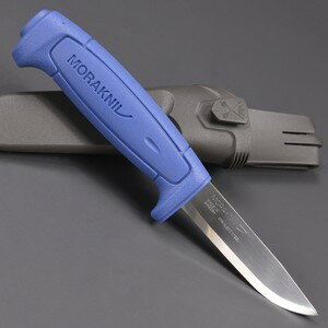 アウトドアナイフ MORAKNIV手入れしやすく、使用中に滑りにくいアウトドアナイフMORAKNIV（モーラナイフ）社のアウトドアナイフ。ブレードは耐久性に優れサビに強いステンレス鋼を使用し、ハンドルには滑りにくく握りやすいラバーハンドルを使用したアウトドアナイフです。付属のベルトクリップ付きプラスチックシースはナイフの持ち運びに便利。※製品の仕様、外観はメーカーより予告なく変更されますので、気になる点や、詳細はメールで別途お問合わせください。PC・モニタの環境で色が実物と多少異なる場合があります。布製品などは個体差があり、寸法に誤差が多少ありますので、ご了承くださいませ。アウトドアナイフの詳細全長約207mmブレードの長さ約90mm刃厚約2mm重量約110gブレード材ステンレス鋼ハンドル材ラバーハンドル付属プラスチックシース製造国アメリカ長い歴史を持つモーラナイフは、スウェーデン中部のモーラ地方でかつては個々の職人が技術を受け継ぎ制作されており、その熟練工を一つに集め誕生したモーラナイフ。2005年にFrost Knivfabrik社とKJ Eriksson社が合併しモーラオブスウェーデン社となりました。現在ではスウェーデン王室御用達になるほどの高い品質を誇っています。[モーラナイフ/MORAKNIV]モーラナイフの商品一覧[388][d01310296038800000000][00MRK]MORAKNIV トレッキング 登山 魚釣り フィッシングナイフ キャンプナイフ ハンティングナイフ 狩猟ナイフ シースナイフ 刃物 渓流ナイフ 野外 キャンプ レプマート repmart 激安通販 激安販売狩猟・アウトドア ＞ ナイフ ＞ アウトドアナイフ取り扱いブランド ＞ 《マ》取扱いブランド ＞ モーラナイフ[アウトドアナイフ]狩猟 アウトドア [ナイフ/アウトドアナイフ]【モーラナイフ アウトドアナイフ Basic 546 ステンレス鋼】MORAKNIV（モーラナイフ）社のアウトドアナイフ。ブレードは耐久性に優れサビに強いステンレス鋼を使用し、ハンドルには滑りにくく握りやすいラバーハンドルを使用したアウトドアナイフです。付属のベルトクリップ付きプラスチックシースはナイフの持ち運びに便利。狩猟・アウトドア ＞ ナイフ ＞ アウトドアナイフ取り扱いブランド ＞ 《マ》取扱いブランド ＞ モーラナイフ&nbsp;
