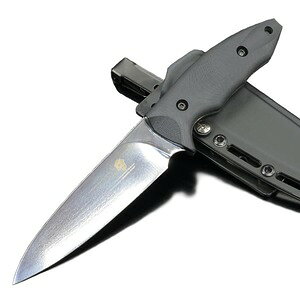 マッカリーナイフ 固定刃 G10ハンドル焚き火準備から調理まで頼れるフルタングナイフ福岡県のナイフ職人、間狩純平氏によるナイフメーカー、Makkari knives（マッカリーナイフ）の、ストレリチアです。ブレードにはSUS440Cを使用。フラットグラインドとミラー仕上げにより、木材への切り込みやすさと美しい外観を両立しています。ハンドル材には耐久性に優れたG10を採用。自然に手になじみやすい形状で、長時間の作業でも扱いやすい設計です。シースはカイデックス相当樹脂のタフビロン製。Ulticlip社製Slim3.3も付属し、携行性にも配慮されています。焚き火の準備、フェザースティック作り、調理、ロープワークなど、キャンプで求められる作業に幅広く対応できるフルタング構造の一本。※製品の仕様、外観はメーカーより予告なく変更されますので、気になる点や、詳細はメールで別途お問合わせください。PC・モニタの環境で色が実物と多少異なる場合があります。布製品などは個体差があり、寸法に誤差が多少ありますので、ご了承くださいませ。キャンプナイフの詳細全長約24cm刃渡り約12cm刃厚約4mmブレード形状ドロップポイントブレード材SUS440C重量約200g（ナイフ本体）約100g（シース）ハンドル材G10シース材タフビロン付属品タフビロン製シース生産国日本福岡県在住のナイフアーティスト間狩純平氏によるナイフメーカー。フォルムやカラーリングなど印象に残るデザインで唯一無二のモデルを生み出します。それぞれ実用性も高く、バトニングに使える小型のフォールディングナイフなどアウトドアに大活躍するアイテムを多数ラインナップ。個性のあるデザインとこだわりの性能でナイフファンを中心に注目されています。[マッカリーナイフ/makkari knives 間狩純平作 マッカリーナイブズ]マッカリーナイフの商品一覧[388][d01310296038800000000][00MAK] 野外 キャンプ レプマート repmart 激安通販 激安販売狩猟・アウトドア ＞ ナイフ ＞ アウトドアナイフ取り扱いブランド ＞ 《マ》取扱いブランド ＞ マッカリーナイフ新着アイテム ＞ 新着アイテム 2026年 ＞ 7月 新入荷[マッカリーナイフ]狩猟 アウトドア [ナイフ/アウトドアナイフ]【Makkari knives アウトドアナイフ 間狩純平作 ストレリチア SUS440鋼 樹脂製シース付属】福岡県のナイフ職人、間狩純平氏によるナイフメーカー、Makkari knives（マッカリーナイフ）の、ストレリチアです。ブレードにはSUS440Cを使用。フラットグラインドとミラー仕上げにより、木材への切り込みやすさと美しい外観を両立しています。ハンドル材には耐久性に優れたG10を採用。自然に手になじみやすい形状で、長時間の作業でも扱いやすい設計です。シースはカイデックス相当樹脂のタフビロン製。Ulticlip社製Slim3.3も付属し、携行性にも配慮されています。焚き火の準備、フェザースティック作り、調理、ロープワークなど、キャンプで求められる作業に幅広く対応できるフルタング構造の一本。狩猟・アウトドア ＞ ナイフ ＞ アウトドアナイフ取り扱いブランド ＞ 《マ》取扱いブランド ＞ マッカリーナイフ新着アイテム ＞ 新着アイテム 2026年 ＞ 7月 新入荷makkari knives アウトドアナイフ 間狩純平作 ケーパー 直刃 フルタング 樹脂製シース付属 ステンレスブレード makkari knives アウトドアナイフ 小型 セミスキナー2022 間狩純平作 シース付属makkari knives アウトドアナイフ 間狩純平作 ピットブル 直刃 フルタング MOLLE用シース付属makkari knives アウトドアナイフ 間狩純平作 ピットブル 半波刃 フルタング MOLLE用シース付属&nbsp;