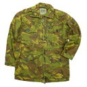 British Army Jacket 払い下げ品 コンバットスモック大きなポケット多数で収納部が充実。英軍用迷彩柄ジャケット■軍放出品のご購入を検討されているお客様へ。ご購入前に必ず下記の説明文、注意文を最後までご一読いただきますようお願い致します。イギリス軍より払い下げられた「SMOCK COMBAT TEMPERATE DPM」です。フロントに6つの大きなポケットが搭載されている他、左肩には小物入れとペンホルダー、さらに内側の腰部分もポケット状になっており、大・小様々なものを分別収納できるよう設計されています。フードは搭載されておらず、フロントの開閉もファスナーだけのオーソドックスなデザインです。カラーは、1968年から採用されているイギリス軍独自の迷彩パターン「DPM」。一般的なウッドランドカモに比べ、より生い茂った植物をイメージさせるようなデザインで、密林地帯などで高い迷彩効果を発揮します。素材はコットン/ナイロンの混紡生地製で、ゴワつきの少ない柔らかな肌触りとなっています。下記をお読みになり、ご納得いただけるお客様のみ、ご購入下さい。軍放出品（ミリタリーサープラス）は状態によって、下記の分類をしています。1，デッドストック　「新古品・未使用品（ほぼ新品）」2，良い　「キズや使用感があまり見られない。」3，可　「使用感があり、小さな傷等がある。」4，難あり　「比較的大きな傷、汚れがある。」5，破損あり「破損はあるものの、使用できる状態」6，ジャンク品「破損があってそのままでは使用できない」※製造年代、色合い、その他、ご指定できません。※ご購入後に商品の状態に関するお問合わせはお受けできません。※ご購入後に返品、交換をご希望の場合、発生する送料はお客様のご負担になります。実際のサイズは、2cm前後の誤差がある場合がございます、あらかじめご了承ください。 ※製品の仕様、外観はメーカーより予告なく変更されますので、気になる点や、詳細はメールで別途お問合わせください。PC・モニタの環境で色が実物と多少異なる場合があります。布製品などは個体差があり、寸法に誤差が多少ありますので、ご了承くださいませ。ジャケットの詳細こちらは「イギリス軍放出品 スモック SMOCK COMBAT TEMPERATE DPM迷彩 [ 180/112 / 難あり ]」のご購入ページです。【サイズ:160/88】 着丈:約70cm・肩幅:約47cm・身幅:約57cm・袖丈:約57cm・袖幅:約18cm・重量:約1kg【サイズ:160/96】 着丈:約73cm・肩幅:約50cm・身幅:約65cm・袖丈:約55cm・袖幅:約19cm・重量:約1kg【サイズ:160/104】 着丈:約73cm・肩幅:約52cm・身幅:約64cm・袖丈:約55cm・袖幅:約19cm・重量:約1kg【サイズ:170/88】 着丈:約76cm・肩幅:約46cm・身幅:約55cm・袖丈:約59cm・袖幅:約17cm・重量:約1kg【サイズ:170/96】 着丈:約79cm・肩幅:約48cm・身幅:約61cm・袖丈:約61cm・袖幅:約19cm・重量:約1.1kg【サイズ:170/104】 着丈:約79cm・肩幅:約52cm・身幅:約64cm・袖丈:約61cm・袖幅:約19cm・重量:約1.1kg【サイズ:170/112】 着丈:約79cm・肩幅:約54cm・身幅:約68cm・袖丈:約61cm・袖幅:約19cm・重量:約1.1kg【サイズ:180/96】 着丈:約85cm・肩幅:約51cm・身幅:約65cm・袖丈:約66cm・袖幅:約19cm・重量:約1.1kg【サイズ:180/104】 着丈:約85cm・肩幅:約51cm・身幅:約65cm・袖丈:約66cm・袖幅:約19cm・重量:約1.1kg【サイズ:180/112】 着丈:約85cm・肩幅:約56cm・身幅:約68cm・袖丈:約66cm・袖幅:約19cm・重量:約1.2kg【サイズ:190/104】 着丈:約78cm・肩幅:約52cm・身幅:約62cm・袖丈:約69cm・袖幅:約18cm・重量:約1.3kg【サイズ:190/112】 着丈:約88cm・肩幅:約56cm・身幅:約67cm・袖丈:約71cm・袖幅:約19cm・重量:約1.2kg【サイズ:190/120】 着丈:約90cm・肩幅:約56cm・身幅:約67cm・袖丈:約62cm・袖幅:約20cm・重量:約1.3kg他のバリエーションはこちら[ 160/104 / 可 ][ 160/104 / 破損あり ][ 160/88 / 可 ][ 160/96 / 可 ][ 170/104 / 可 ][ 170/104 / 難あり ][ 170/112 / 難あり ][ 170/112 / 可 ][ 170/88 / 難あり ][ 170/88 / 可 ][ 170/88 / 破損あり ][ 170/96 / 難あり ][ 170/96 / 可 ][ 180/104 / 破損あり ][ 180/104 / 可 ][ 180/104 / 難あり ][ 180/112 / 可 ][ 180/112 / 難あり ][ 180/96 / 破損あり ][ 180/96 / 可 ][ 190/104 / 可 ][ 190/112 / 良い ][ 190/120 / 良い ]世界各国の軍隊で使用されていた服やポーチなどの装備、備品を民間に放出した商品になります。世界各国の軍隊のマークや紋章が入っており、普段見かけない商品ばかり。実際に使用されていたからこそユーズド感満載で、本格派ミリタリーマニアにはたまらない一品。[軍放出品/軍払下げ品/軍払い下げ品/ミリタリーサープラス]軍放出品の商品一覧[2100][d00010919210000000000][2485][d01362476291824850000][00GUN] British Army Jacket ジャケット コンバットスモック 払い下げ品 BDUジャケット 戦闘用ジャケット 戦闘服 軍服 コンバットユニフォーム バトルジャケット バトルユニフォーム コンバットジャケット 迷彩服 迷彩ジャケット ミリタリーサープラス ミリタリーグッズサバゲー装備 ＞ サバゲーウェア ＞ 戦闘服(ジャケット)軍モノ・輸入雑貨 ＞ 軍放出品 ＞ 欧州の軍放出品 ＞ イギリス軍放出品取り扱いブランド ＞ 《カ》取扱いブランド ＞ 軍放出品新着アイテム ＞ 新着アイテム 2023年 ＞ 5月 新入荷[British]こちらは「イギリス軍放出品 スモック SMOCK COMBAT TEMPERATE DPM迷彩 [ 180/112 / 難あり ]」のご購入ページです。【イギリス軍放出品 スモック SMOCK COMBAT TEMPERATE DPM迷彩 [ 180/112 / 難あり ]】■軍放出品のご購入を検討されているお客様へ。ご購入前に必ず下記の説明文、注意文を最後までご一読いただきますようお願い致します。イギリス軍より払い下げられた「SMOCK COMBAT TEMPERATE DPM」です。フロントに6つの大きなポケットが搭載されている他、左肩には小物入れとペンホルダー、さらに内側の腰部分もポケット状になっており、大・小様々なものを分別収納できるよう設計されています。フードは搭載されておらず、フロントの開閉もファスナーだけのオーソドックスなデザインです。カラーは、1968年から採用されているイギリス軍独自の迷彩パターン「DPM」。一般的なウッドランドカモに比べ、より生い茂った植物をイメージさせるようなデザインで、密林地帯などで高い迷彩効果を発揮します。素材はコットン/ナイロンの混紡生地製で、ゴワつきの少ない柔らかな肌触りとなっています。下記をお読みになり、ご納得いただけるお客様のみ、ご購入下さい。軍放出品（ミリタリーサープラス）は状態によって、下記の分類をしています。1，デッドストック　「新古品・未使用品（ほぼ新品）」2，良い　「キズや使用感があまり見られない。」3，可　「使用感があり、小さな傷等がある。」4，難あり　「比較的大きな傷、汚れがある。」5，破損あり「破損はあるものの、使用できる状態」6，ジャンク品「破損があってそのままでは使用できない」※製造年代、色合い、その他、ご指定できません。※ご購入後に商品の状態に関するお問合わせはお受けできません。※ご購入後に返品、交換をご希望の場合、発生する送料はお客様のご負担になります。実際のサイズは、2cm前後の誤差がある場合がございます、あらかじめご了承ください。 サバゲー装備 ＞ サバゲーウェア ＞ 戦闘服(ジャケット)軍モノ・輸入雑貨 ＞ 軍放出品 ＞ 欧州の軍放出品 ＞ イギリス軍放出品取り扱いブランド ＞ 《カ》取扱いブランド ＞ 軍放出品新着アイテム ＞ 新着アイテム 2023年 ＞ 5月 新入荷イギリス軍放出品 Soldier 95 フィールドジャケット DPM迷彩 空軍イギリス軍放出品 PLCE拡張ポーチ DPM迷彩 ラジオキャリア バックパック用イギリス軍放出品 ラジオキャリア DPM迷彩 リュックサックイギリス軍放出品 フィールドジャケット MTP迷彩柄 ナイロン製 防水 リップストップ生地&nbsp;