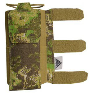 ダイレクトアクション ラジオポーチスピットファイアプレートキャリアにラジオポーチを追加するパーツDIRECT ACTION(ダイレクトアクション)のSPITFIRE COMMS WING(スピットファイア COMMS ウィング)です。同社のプレートキャリア(pcsptfcd5agrm)用に開発され、前面パネルの左右に開いたスリットに差し込むことで、ラジオポーチを追加します。内部のベルクロにより高さ調整ができ、AN/PRC-152(米軍携帯型軍用トランシーバー)やMotorola 無線機 XTS5000R(btfsxts5000rb)の収納が可能です。伸縮性のあるショックコードとベルクロ式フラップで無線機を固定し、さらにエラスティックバンドで保持するため内容物の落下を防ぎます。パネルは左右の区別がないため、プレートキャリの両側に装着することができます。素材は独自のラミネート加工をしたコーデュラを使用し、軽量に加え、過酷な状況に適した耐久性を実現しています。※製品の仕様、外観はメーカーより予告なく変更されますので、気になる点や、詳細はメールで別途お問合わせください。PC・モニタの環境で色が実物と多少異なる場合があります。布製品などは個体差があり、寸法に誤差が多少ありますので、ご了承くださいませ。ラジオポーチの詳細サイズ(縦×横)約17.5×10cm重量約50g生産国ポーランド他のバリエーションはこちら[ アダプティブグリーン ][ コヨーテブラウン ][ ブラック ][ ペンコットグリーンゾーン ][ ペンコットバッドランド ](波)DIRECT ACTION(ダイレクトアクション)は、1983年に設立されたポーランドのタクティカルギアメーカー「Entire M」社のブランド。HELIKON-TEX(ヘリコンテックス)と同じ運営企業となっています。特殊部隊のオペレーターの豊富な経験を、最先端の戦術装備の設計に反映させるべく1999年に生まれました。従来の設計と新技術の組み合わせにより製作される世界最高峰の戦闘装備品です。[ダイレクトアクション/DIRECT ACTION]ダイレクトアクションの商品一覧[2936][d00010919212021312936][2187][d00012111218700000000][00DIR]ダイレクトアクション WING コミュニケーションズウィング サバゲー サバゲー装備 スピットファイア 無線機 パーツ パネル プレートキャリア用パーツ プレキャリパーツ プレートキャリアー 部品 ミリタリーポーチ 軍用ポーチ プレートキャリア用 プレキャリ 付属品 オプション 付帯品 交換部品 スペアパーツ レディオポーチ 無線機ポーチ トランシーバーポーチ 無線ポーチ 無線ケース 無線ホルダー 無線機ホルダー レプマート repmart 激安通販 激安販売サバゲー装備 ＞ サバゲーウェア ＞ ベスト・アーマー ＞ プレートキャリア ＞ プレキャリ用パーツサバゲー装備 ＞ ミリタリーポーチ ＞ ラジオポーチ取り扱いブランド ＞ 《タ》取扱いブランド ＞ ダイレクトアクション[ダイレクトアクション]【DIRECT ACTION COMMSウィング ラジオポーチ SPITFIRE [ ペンコットグリーンゾーン ]】DIRECT ACTION(ダイレクトアクション)のSPITFIRE COMMS WING(スピットファイア COMMS ウィング)です。同社のプレートキャリア(pcsptfcd5agrm)用に開発され、前面パネルの左右に開いたスリットに差し込むことで、ラジオポーチを追加します。内部のベルクロにより高さ調整ができ、AN/PRC-152(米軍携帯型軍用トランシーバー)やMotorola 無線機 XTS5000R(btfsxts5000rb)の収納が可能です。伸縮性のあるショックコードとベルクロ式フラップで無線機を固定し、さらにエラスティックバンドで保持するため内容物の落下を防ぎます。パネルは左右の区別がないため、プレートキャリの両側に装着することができます。素材は独自のラミネート加工をしたコーデュラを使用し、軽量に加え、過酷な状況に適した耐久性を実現しています。サバゲー装備 ＞ サバゲーウェア ＞ ベスト・アーマー ＞ プレートキャリア ＞ プレキャリ用パーツサバゲー装備 ＞ ミリタリーポーチ ＞ ラジオポーチ取り扱いブランド ＞ 《タ》取扱いブランド ＞ ダイレクトアクションWarrior Assault Systems トリプルマグポーチパネル Removable Open Pouch プレートキャリア用 W-EO-DFP-TMOPHigh Speed Gear TACO ラジオポーチ MAC 11MAC0BLUEGUNS トレーニング用 Motorola 無線機 XTS5000R ブラック希望の方は、注文時に必ず、「メール便」を選択してください。このバナーのある商品は、注文時選択した場合のみ、送料250円(税込)で発送可能※マーク無し商品と同梱の場合770円(税込)※保証無しのメール便、または定形外郵便で発送（発送方法は選べません）支払い方法に代金引換はお選びいただけません。入金確認後、1週間以内の発送となります。「配達指定日」の対応できません。→→→詳しくはこちらを必ずご確認ください。&nbsp;