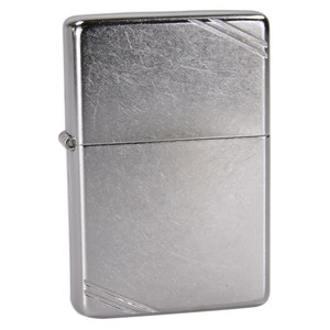 ZIPPO ジッポー ライター長年使い込んだような加工が施されたフラットトップZIPPO1932年にジョージ・G・ブレイズデルにより発案され、ライターブランドとして世界中で親しまれているZIPPOライター。ZIPPOライターは1938年に新しいプレス機が導入され現在の丸みを帯びたスタイルになりましたが、それ以前のタイプである人気の角型ZIPPOです。上下に2本ずつ彫られた斜め線(ダイアゴナルライン)は当時のスタンダード。ボトムには1936年に特許を取得し、そのパテントナンバーを再現したPAT.2032695が刻印されています。長年使い込んだようなストリートクローム加工が施された味のあるZIPPO。※製造年表示や刻印等は入荷ロット・個体により異なりますため、画像と同一でない場合がございます。※製品の仕様、外観はメーカーより予告なく変更されますので、気になる点や、詳細はメールで別途お問合わせください。PC・モニタの環境で色が実物と多少異なる場合があります。布製品などは個体差があり、寸法に誤差が多少ありますので、ご了承くださいませ。ZIPPOの詳細サイズ(縦×横×幅)約55×37×12mm重量約55g生産国USAジッポーは、1932年にアメリカでジョージ・G・ブレイズデルによって開発された金属製オイルライターです。ジッポーの最大の特徴は、オイルとフリントさえあれば、火が点くシンプルな構造で、非常にトラブルが起こりにくいことから、第二次世界大戦、べトナム戦争と苛酷で厳しい環境で、ライターに必ず点火することが求められる状況で、米軍は信頼性の高いライターのジッポーを採用しました。[ジッポー/ZIPPO]ジッポーの商品一覧[548][d01361428052505480000][000ZO]ジッポー シンプルデザイン オーソドックス 定番モデル ベーシックモデル 無地 スタンダード ジッポライター ジッポーライター オイルライター メタルライター コレクションZIPPO ギフト 喫煙グッズ タバコグッズ 喫煙用品 スモーキンググッズ 煙草 レプマート repmart 激安通販 激安販売軍モノ・輸入雑貨 ＞ 喫煙具 ＞ ZIPPO ＞ ZIPPO プレーン取り扱いブランド ＞ 《サ》取扱いブランド ＞ ジッポー[ZIPPO]軍モノ 輸入雑貨 [喫煙具/ZIPPO/ZIPPO プレーン]【ZIPPO ヴィンテージストリートクローム 267 ダイアゴナルライン】1932年にジョージ・G・ブレイズデルにより発案され、ライターブランドとして世界中で親しまれているZIPPOライター。ZIPPOライターは1938年に新しいプレス機が導入され現在の丸みを帯びたスタイルになりましたが、それ以前のタイプである人気の角型ZIPPOです。上下に2本ずつ彫られた斜め線(ダイアゴナルライン)は当時のスタンダード。ボトムには1936年に特許を取得し、そのパテントナンバーを再現したPAT.2032695が刻印されています。長年使い込んだようなストリートクローム加工が施された味のあるZIPPO。※製造年表示や刻印等は入荷ロット・個体により異なりますため、画像と同一でない場合がございます。軍モノ・輸入雑貨 ＞ 喫煙具 ＞ ZIPPO ＞ ZIPPO プレーン取り扱いブランド ＞ 《サ》取扱いブランド ＞ ジッポー希望の方は、注文時に必ず、「メール便」を選択してください。このバナーのある商品は、注文時選択した場合のみ、送料250円(税込)で発送可能※マーク無し商品と同梱の場合770円(税込)※保証無しのメール便、または定形外郵便で発送（発送方法は選べません）支払い方法に代金引換はお選びいただけません。入金確認後、1週間以内の発送となります。「配達指定日」の対応できません。→→→詳しくはこちらを必ずご確認ください。&nbsp;