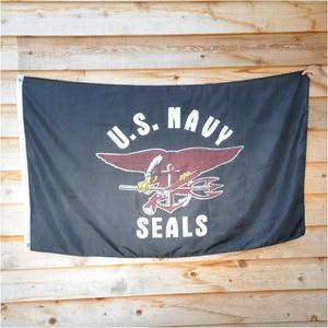 フラッグ Navy SEALsフラッグ 90cm×156cm ブラック Flag 旗 US Seals 大判 米軍 海軍 ミリタリー タペストリー 布 インテリア雑貨 壁掛けインテリア