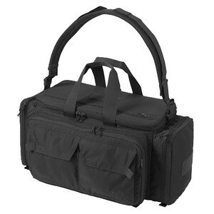 ヘリコンテックス Cordura レンジマスター取り出し最短、整理最適。射場がそのまま入る高品質なミリタリーギアを低コストで提供するポーランドのメーカー、HELIKON-TEX(ヘリコンテックス)。射場用キットをまとめて運べる大型レンジバッグ、「Rangemaster Gear Bag (レンジマスター ギアバッグ)」。本体は耐摩耗性に優れたCorduraナイロン製。側面は高い剛性を持ち型崩れしにくく、幅広ショルダーストラップと補強ハンドルで重量物の持ち運びにも対応。内装は面ファスナーパネルを広く配置した「VISシステム」に対応しており、ポーチを取り付け可能。取り外し式の仕切りが2枚付属し、荷室を自在に区切れます。フラップ裏には大容量のジッパーポケットを3室、外装には書類用フラットポケットを装備。さらにサイドには、救急用品を素早く取り出せる専用ポケットを2つ備えています。射撃場やフィールドで必要な装備を一括して整理・運搬したいときに最適なバッグ。※製品の仕様、外観はメーカーより予告なく変更されますので、気になる点や、詳細はメールで別途お問合わせください。PC・モニタの環境で色が実物と多少異なる場合があります。布製品などは個体差があり、寸法に誤差が多少ありますので、ご了承くださいませ。レンジバッグの詳細サイズ（高さ×幅×マチ）約61×27×30cm重量約3.3kg素材コーデュラナイロン内容量約58L(波)HELIKON-TEXは、1983年ポーランドに軍用余剰品の小売業者として設立。1990年代後半から装備と兵士に生じる問題を解決するために自社での製品開発を開始。その優れた性能が評価され現在ではミリタリーだけでなくシューティングスポーツやアウトドア活動と幅広い分野のプロたちに使用されています。[ヘリコンテックス/HELIKON-TEX HELIKON TEX]ヘリコンテックスの商品一覧[2677][d00012112267700000000][00HEL] ミニボストンバッグ ピストルバッグ シューティングバッグ ギアバッグ レプマート repmart 激安通販 激安販売サバゲー装備 ＞ ミリタリーバッグ ＞ レンジバッグ取り扱いブランド ＞ 《ハ》取扱いブランド ＞ ヘリコンテックス新着アイテム ＞ 新着アイテム 2025年 ＞ 11月 新入荷[ヘリコンテックス]サバゲー装備 [ミリタリーバッグ/レンジバッグ]【HELIKON-TEX レンジバッグ Rangemaster ギアバッグ 58L TB-RMG-CD】高品質なミリタリーギアを低コストで提供するポーランドのメーカー、HELIKON-TEX(ヘリコンテックス)。射場用キットをまとめて運べる大型レンジバッグ、「Rangemaster Gear Bag (レンジマスター ギアバッグ)」。本体は耐摩耗性に優れたCorduraナイロン製。側面は高い剛性を持ち型崩れしにくく、幅広ショルダーストラップと補強ハンドルで重量物の持ち運びにも対応。内装は面ファスナーパネルを広く配置した「VISシステム」に対応しており、ポーチを取り付け可能。取り外し式の仕切りが2枚付属し、荷室を自在に区切れます。フラップ裏には大容量のジッパーポケットを3室、外装には書類用フラットポケットを装備。さらにサイドには、救急用品を素早く取り出せる専用ポケットを2つ備えています。射撃場やフィールドで必要な装備を一括して整理・運搬したいときに最適なバッグ。サバゲー装備 ＞ ミリタリーバッグ ＞ レンジバッグ取り扱いブランド ＞ 《ハ》取扱いブランド ＞ ヘリコンテックス新着アイテム ＞ 新着アイテム 2025年 ＞ 11月 新入荷HELIKON-TEX クリーニングキットポーチ Service Case マット付き MO-SVC-CDHELIKON-TEX アモバッグ Ammo Bucket コーデュラナイロン TB-ABK-CDMAGPUL レンジバッグ DAKA Range Bag セミリジッド BERETTA バックパック Field Patrol Bag 大型 49L MOLLE対応&nbsp;