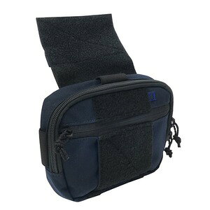 ハイスピードギア Utility Pouch 多用途設計ハンガーからウエストまで対応する高汎用タクティカル収納ミリタリー・法執行機関・タクティカルユースにおいて信頼され続けているHigh Speed Gear(ハイスピードギア)のドロップダウンポーチ 。あらゆる戦術に対応する多機能ギア収納ポーチ。プレートキャリアに装着するハンガースタイル、ベルト装着、ウエストパックとして使用でき、状況や任務内容に応じて柔軟な運用が行えます。内部両側にはベルクロループパネルを備えており、仕切りやオーガナイザーを追加することで自由度の高いカスタマイズが可能。マガジンなら最大3本まで収納でき、必要な装備を素早く展開できます。米国製ならではの高い縫製品質と耐久性を備えており、プロフェッショナルの装備にも応える信頼性の高いポーチです。※製品の仕様、外観はメーカーより予告なく変更されますので、気になる点や、詳細はメールで別途お問合わせください。PC・モニタの環境で色が実物と多少異なる場合があります。布製品などは個体差があり、寸法に誤差が多少ありますので、ご了承くださいませ。ドロップダウンポーチの詳細サイズW21cm×D5cm×H15cm重量約250g素材ナイロン生産国アメリカ他のバリエーションはこちら[ LEブルー ][ ウッドランド ][ コヨーテブラウン ][ ブラック ][ マルチカム ][ マルチカムブラック ](米)ハイスピードギア(HSGI)は、アメリカ国内で最高峰のタクティカル向けの装備を製造するブランドです。全ての製品はアメリカ国内で生産されており、実践の中でその満足度は実証済みです。ハイスピードギアの製品は、最高レベルの快適性、機能性、多用途性を実現するようにユーザーの声を製品に取り入れ、軍隊、法執行機関または責任ある武装した市民など、幅広いエンドユーザーの運用経験に基づいて設計されています。[ハイスピードギア/HSGI High Speed Gear]ハイスピードギアの商品一覧[2189][d00012111218900000000][2936][d00010919212021312936][00HSG] プレートキャリア用 プレキャリ 付属品 オプション 付帯品 交換部品 スペアパーツ ヒップバッグ ボディバッグ ウエストバッグ ウエストポーチ ウェストポーチ クロスボディバッグ レプマート repmart 激安通販 激安販売サバゲー装備 ＞ ミリタリーポーチ ＞ ウエストポーチサバゲー装備 ＞ サバゲーウェア ＞ ベスト・アーマー ＞ プレートキャリア ＞ プレキャリ用パーツ取り扱いブランド ＞ 《ハ》取扱いブランド ＞ ハイスピードギア新着アイテム ＞ 新着アイテム 2026年 ＞ 9月 新入荷[ハイスピードギア]【High Speed Gear ドロップダウンポーチ SPECIAL ミッションポーチ 12SMP0 [ LEブルー ]】ミリタリー・法執行機関・タクティカルユースにおいて信頼され続けているHigh Speed Gear(ハイスピードギア)のドロップダウンポーチ 。あらゆる戦術に対応する多機能ギア収納ポーチ。プレートキャリアに装着するハンガースタイル、ベルト装着、ウエストパックとして使用でき、状況や任務内容に応じて柔軟な運用が行えます。内部両側にはベルクロループパネルを備えており、仕切りやオーガナイザーを追加することで自由度の高いカスタマイズが可能。マガジンなら最大3本まで収納でき、必要な装備を素早く展開できます。米国製ならではの高い縫製品質と耐久性を備えており、プロフェッショナルの装備にも応える信頼性の高いポーチです。サバゲー装備 ＞ ミリタリーポーチ ＞ ウエストポーチサバゲー装備 ＞ サバゲーウェア ＞ ベスト・アーマー ＞ プレートキャリア ＞ プレキャリ用パーツ取り扱いブランド ＞ 《ハ》取扱いブランド ＞ ハイスピードギア新着アイテム ＞ 新着アイテム 2026年 ＞ 9月 新入荷Warrior Assault Systems ドロップダウンポーチ W-LC-DDVUP レーザーカットSHELLBACK TACTICAL ドロップダウンポーチ FLAP SAC 2.0 プレキャリ用MAYFLOWER RC リアドロップダウンポーチ Jacket Stash PocketNOVRITSCH ドロップダウンポーチ Tactical Fanny Pack プレキャリ用 U31B&nbsp;