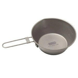 バーゴ TITANIUM SIERRA CUP - 450 アウトドア用食器アウトドアでの様々な場面で活躍するチタン製シェラカップチタンを使用したミニマルなアウトドア用品の製造で知られる「VARGO(バーゴ)」のシェラカップ。食事用の容器としてだけでなく、鍋やフライパンのように火にかけて調理にも使用可能。水の量を量るための目盛り付き。注ぎ口付きでお湯やスープをこぼさずに注ぐことができます。ハンドルを折りたたみ、複数個をコンパクトに積み重ねることが可能。耐久性と耐食性に優れ、軽量で持ち運びしやすいチタン製。メッシュ素材の収納バッグが付属。※製品の仕様、外観はメーカーより予告なく変更されますので、気になる点や、詳細はメールで別途お問合わせください。PC・モニタの環境で色が実物と多少異なる場合があります。布製品などは個体差があり、寸法に誤差が多少ありますので、ご了承くださいませ。チタンシェラカップの詳細サイズ(直径×高さ)5.5×2.1インチ/140×53mm重量1.95オンス/55g容量450mlVARGOの創立者、ブライアン・バーゴは、その黎明期、アパラチア山道を共にトレッキングしようとする人たちと、入山するに当たり「全てに何が必要か」を尋ね、と同時に「私のパックはなぜ、これほど重いのか」考えました。すぐに後者の疑問は、前者より重要と気付き、ブライアンの探究は、単純に装備を軽量化するということに、取ってかわり、チタンの特異的性質を利用し、オリジナルの革新的な設計と性質を一致させ、VARGOは、軽量のバックパッキングを実現するストーブ、ポット、マグ、キャンプウェア、水筒およびライフスタイル製品へと拡大しました。[VARGO/バーゴ]VARGOの商品一覧[2805][d01312871200428050000][2396][d01312871208323960000][00VRG]バーゴ チタン製食器 チタン製カップ シエラ バーベキュー 登山 クッカー 食器 テーブルウエア テーブルウェア コッヘル クックセット クッキングポット クッキングセット 鍋 ナベ 小鍋 レジャー アウトドア キャンプ レジャー アウトドア キャンプ レプマート repmart 激安通販 激安販売狩猟・アウトドア ＞ アウトドア用品 ＞ テーブルウェア ＞ アウトドア食器狩猟・アウトドア ＞ アウトドア用品 ＞ 調理器具 ＞ クッカー取り扱いブランド ＞ 《ハ》取扱いブランド ＞ VARGO[バーゴ]【VARGO チタニウムシェラカップ450 折り畳みハンドル・注ぎ口付き 軽量 チタン製 T-309】チタンを使用したミニマルなアウトドア用品の製造で知られる「VARGO(バーゴ)」のシェラカップ。食事用の容器としてだけでなく、鍋やフライパンのように火にかけて調理にも使用可能。水の量を量るための目盛り付き。注ぎ口付きでお湯やスープをこぼさずに注ぐことができます。ハンドルを折りたたみ、複数個をコンパクトに積み重ねることが可能。耐久性と耐食性に優れ、軽量で持ち運びしやすいチタン製。メッシュ素材の収納バッグが付属。狩猟・アウトドア ＞ アウトドア用品 ＞ テーブルウェア ＞ アウトドア食器狩猟・アウトドア ＞ アウトドア用品 ＞ 調理器具 ＞ クッカー取り扱いブランド ＞ 《ハ》取扱いブランド ＞ VARGOREPSGEAR シェラカップ 折り畳みハンドル 計量目盛り付き チタン製ESEE メスティン アルミ製 メスキット Survival Tin ハンゴウ クッカーEVERNEW クッカー ECA421 チタンクッカー1 セラミック加工VARGO 折り畳み式グリル BIFOLD GRILL チタン製 T-488&nbsp;