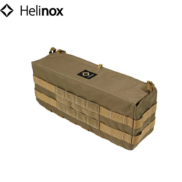 Helinox ヘリノックス タクティカル テーブルサイドストレージ Sサイズはテーブル、チェア、コットに取り付けることができる、小物ケースです。 特にひじ掛け付きの椅子との相性はよく、手元に置いて置きたい携帯電話やボトルや読書用に本なども入れて置けます。 大きすぎず、小さすぎないサイズ感もよく、使い方のバリエーションが豊富なモデルとなっております。 ※商品にはコット等は付属致しません。 ■SPEC■ ・サイズ:W11cm×D36cm×H14.5cm ・重量:382g Helinox/ヘリノックスとは DAC社は1988年にスタートして以来、精密で高い強度のアルミニウムポールを製造し最高の強度を持つアルミポールのリーディングカンパニーです。世界中でウルトラライトテントを製造販売する80以上のブランドで採用されています。DACで培った経験、テクノロジー、そして文化的背景を基に作られた革新的なHelinox (ヘリノックス) キャンピングファニチャーは、アウトドア市場で瞬く間に大人気になりました。そして2012年、新たにHelinox Home、Deco ＆ Beachを立ち上げ、最新のアウトドアテクノロジーをエブリデイライフへ取り入れました。 ※メーカーやモデル等によりサイズ感は異なります。サイズは目安としてお考えください。 ※写真の色と実際の商品の色は多少異なる場合がございます。 ※商品画像はメーカー提供のサンプル画像です。 製品仕様・デザインは改良のため予告なく変更される場合がありますのでご了承ください。 正規品 未使用新品 当店のブランド商品は全て本物です。安心してショッピングをお楽しみください。