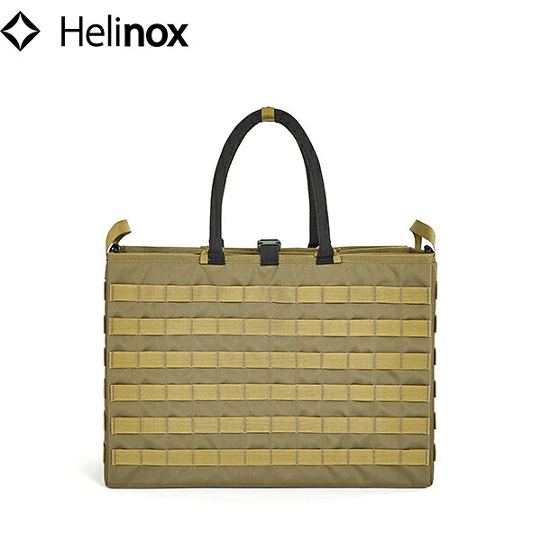 Helinox ヘリノックス タクティカル フォールディングトートは折り紙をモチーフにしたトートバッグです。 普段はトートバッグとして、広げるとピクニックマットとしても使用可能です。サンセットチェア2脚とテーブルMが収納可能なサイズ感です。 ■SPEC■ ・サイズ：W47cm×D14cm×H36cm ・広げたサイズ：L86cm×W119cm×H2cm ・重量：1256g ・素材：ポリエステル Mac Book Air 15インチが入るサイズ感です Helinox/ヘリノックスとは DAC社は1988年にスタートして以来、精密で高い強度のアルミニウムポールを製造し最高の強度を持つアルミポールのリーディングカンパニーです。世界中でウルトラライトテントを製造販売する80以上のブランドで採用されています。DACで培った経験、テクノロジー、そして文化的背景を基に作られた革新的なHelinox (ヘリノックス) キャンピングファニチャーは、アウトドア市場で瞬く間に大人気になりました。そして2012年、新たにHelinox Home、Deco ＆ Beachを立ち上げ、最新のアウトドアテクノロジーをエブリデイライフへ取り入れました。 ※メーカーやモデル等によりサイズ感は異なります。サイズは目安としてお考えください。 ※写真の色と実際の商品の色は多少異なる場合がございます。 ※商品画像はメーカー提供のサンプル画像です。 製品仕様・デザインは改良のため予告なく変更される場合がありますのでご了承ください。 正規品 未使用新品 当店のブランド商品は全て本物です。安心してショッピングをお楽しみください。