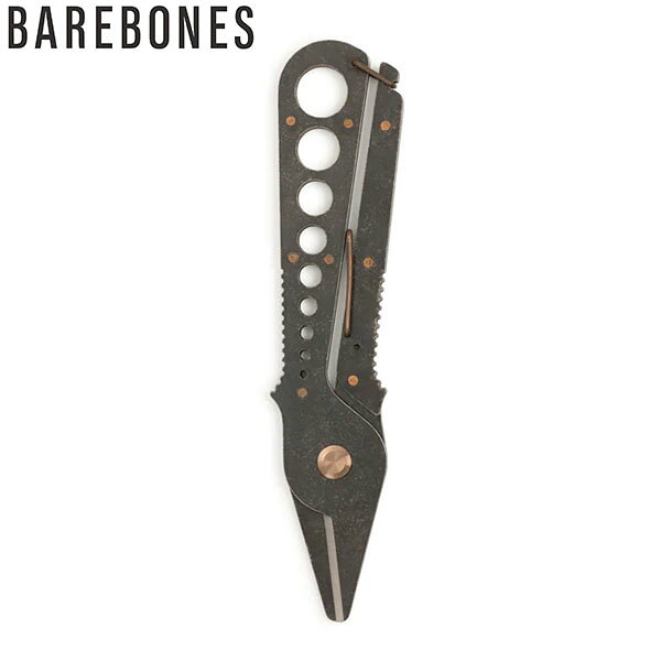 ベアボーンズ ハーブハーベスト＋ストリップ ツールBarebones ベアボーンズ ハーブハーベスト＋ストリップ ツール はストリッパーがついたハーブの収穫用のハサミです。ポケットサイズで使いやすく、ハーブの収穫からキッチンでの下ごしらえまで、様々なシーンで便利に活用することができます。シャープなハサミでハーブを簡単に切ることができるだけでなく、ローズマリーやコリアンダー、ケールなどの青菜をきれいに剥くのにも役立つので、ハーブの収穫や調理作業をより簡単で楽しいものにしてくれることでしょう。食品グレードの304ステンレススチールを使用しているので調理の下ごしらえも安心です。■SPEC■・サイズ：L15.9cm×W3.2cm×D0.6cm・重量：113g・素材：ステンレススチール Barebones（ベアボーンズ）とは GOAL-ZEROの創設者Robert Workman氏が身近なアウトドアライフスタイルをコンセプトに本当に自身が使いたい風合いがあり、こだわりを持った商品を展開しているブランドです。 また、GOAL-ZERO時代から続く、人道支援を根底に持ち、アメリカの農家の方への指導、支援、ネパールの震災時へのテントの提供、地元では休耕作を利用した農業、食の指導などを積極的に行っています。 ※メーカーやモデル等によりサイズ感は異なります。サイズは目安としてお考えください。 ※写真の色と実際の商品の色は多少異なる場合がございます。 ※商品画像はメーカー提供のサンプル画像です。 製品仕様・デザインは改良のため予告なく変更される場合がありますのでご了承ください。 正規品 未使用新品 当店のブランド商品は全て本物です。安心してショッピングをお楽しみください。
