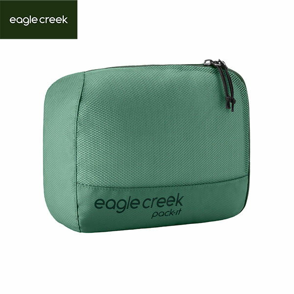 イーグルクリーク パックイット リヴィール キューブ SEagleCreek イーグルクリーク パックイット リヴィール キューブ S は様々な荷物を整理整頓できるトラベルキューブです。SサイズはアンダーウェアやTシャツなどの収納に最適で、Tシャツは丸めて入れれば5枚程度まで収納可能です。メッシュ部分から中身が確認でき、収納したものがすぐに見つかります。斜めになったジッパーのデザインにより衣類を折りたたんだり丸めて入れても収納しやすく、パッキングスペースを最大限に活用できます。パッキングキューブは、子供たちの整理整頓やアクティビティタイプ別のパッキングに最適です。カラー展開も豊富なので、カラー毎に中身を変えればスマートに持ち運びができます。ご用途に合わせて4つのサイズ展開がありますので、お好みのサイズをお選びいただけます。また、100%リサイクル素材を使用し環境にも配慮しています。●特徴・衣類を折りたたんでも、丸めて入れても収納しやすい斜めの開口部・通気性がよく中身の確認がしやすいメッシュ素材・持ち運びに便利なトップハンドル・つかみやすいジッパープル・軽量トップス、Tシャツ、レギンス、ショートパンツ、水着などの収納に最適■SPEC■・サイズ：25cm×18cm×8cm・容量：3L・重量：71g・メイン素材：100％リサイクル300デニールポリエステル EagleCreek（イーグルクリーク）とは 未開地での活動から日常生活まで、世界中の人々に幅広く愛用されているトラベルギア（旅行用品）の鞄、キャリーケース、旅行に便利な収納袋などのアクセサリーを作り続けるブランドです。まだまだ日本では知られてはいませんが、その高い機能性で世界的に大変有名なブランドです。旅行の際には活躍すること間違いなしです。 ※メーカーやモデル等によりサイズ感は異なります。サイズは目安としてお考えください。 ※写真の色と実際の商品の色は多少異なる場合がございます。 ※商品画像はメーカー提供のサンプル画像です。 製品仕様・デザインは改良のため予告なく変更される場合がありますのでご了承ください。 正規品 未使用新品 当店のブランド商品は全て本物です。安心してショッピングをお楽しみください。