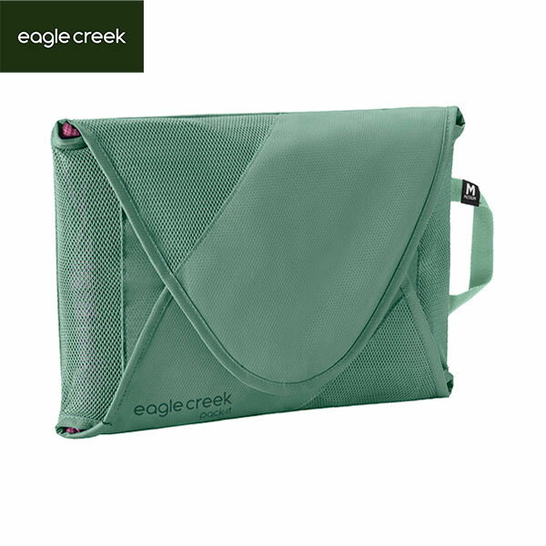 イーグルクリーク パックイット リヴィール ガーメントフォルダー MEagleCreek イーグルクリーク パックイット リヴィール ガーメントフォルダー M はシャツやスラックスなどの衣類をシワを軽減して収納できるフォルダーです。付属の折り畳みボードを使って説明通りに畳むことでシワを少なくきれいに衣類が畳め、フォルダーにきれいに収めることができます。また、風呂敷のように衣類を包み込みフォルダー内で固定することで、移動中によれてシワになることも防ぎます。メッシュ部分から中身が確認でき、着たい服がすぐに見つかります。Mサイズのフォルダーは、ほとんどの機内持ち込み手荷物に対応するサイズとなっています。旅行や、出張などに役立つ便利なアイテムです。●特徴・最適な畳み方を説明した折り畳みボード付き・Mサイズはほとんどの機内持ち込み手荷物に収まります・通気性がよく中身の確認がしやすいメッシュ素材・持ち運びに便利なハンドル・襟付きのシャツやビジネススラックス、ジャケットなどの収納に最適■SPEC■・サイズ：36cm×26cm・重量：269g・メイン素材：リサイクル300デニールポリエステル EagleCreek（イーグルクリーク）とは 未開地での活動から日常生活まで、世界中の人々に幅広く愛用されているトラベルギア（旅行用品）の鞄、キャリーケース、旅行に便利な収納袋などのアクセサリーを作り続けるブランドです。まだまだ日本では知られてはいませんが、その高い機能性で世界的に大変有名なブランドです。旅行の際には活躍すること間違いなしです。 ※メーカーやモデル等によりサイズ感は異なります。サイズは目安としてお考えください。 ※写真の色と実際の商品の色は多少異なる場合がございます。 ※商品画像はメーカー提供のサンプル画像です。 製品仕様・デザインは改良のため予告なく変更される場合がありますのでご了承ください。 正規品 未使用新品 当店のブランド商品は全て本物です。安心してショッピングをお楽しみください。
