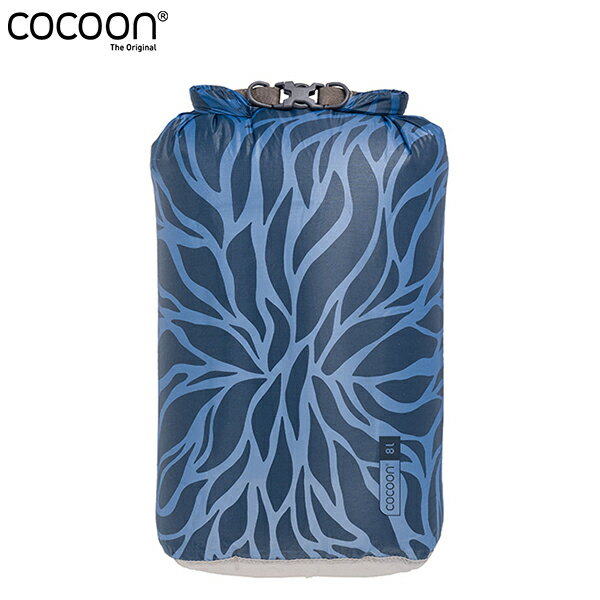 COCOON コクーン ハイパードライバッグ 8L は超軽量ながら高い防水性を備えたコンパクトなドライバッグです。 外側にはシリコン加工、内側にはPUコーティングを施し、縫い目はすべてテープ処理済み。ロールトップ仕様により、開口部を3回ロールしてバックルを留めるだけで高い防水性を発揮します。半透明の生地を採用しているため、中身が一目で確認でき、何を入れたかすぐに把握可能。必要なアイテムを素早く取り出せる使い勝手の良さも魅力です。 カヤック、SUPなどのウォータースポーツはもちろん、キャンプ、バイクツーリング、旅行、雨の日タウンユースまで。あらゆるシーンで「濡らしたくないもの」を安心して託せる、頼れる防水スタッフバッグです。環境負荷の少ないフッ素化合物不使用コーティングで、アウトドアを楽しみながらもちろん、環境への配慮も忘れません。 8Lはスウェットやフリース、1泊分の着替えセットなど、かさばる衣類をしっかり収納したいときにちょうど良い容量です。テント泊登山やバイクツーリングでは、寝間着やダウンジャケットをまとめて保護するのにおすすめ。雨が心配なキャンプやフェスでも、この一つに「絶対に濡らしたくない服」を入れておけば安心です。 別売りのハイパードライバッグ ストラップをプラスすれば、スタッフバッグからショルダーバッグやバックパックと、シーンに合わせた3WAYの使いこなしが楽しめます。 ※完全防水ではありませんので、水中に沈める用途には使用できません。 ■SPEC■ ・サイズ：H33.5cm×W20.5cm×D13.5cm ・重量：29g ・容量：8L ・素材：15デニール リサイクルナイロン100％ コクーンとは 1989年創業のオーストリアDesign Salt社のCOCOONR （コクーン） はトラベルシーツやスリーピングバッグライナーを世に送り出し、世界中のバックパッカーや、登山家、冒険家が絶大な信頼を寄せるブランドです。 ※メーカーやモデル等によりサイズ感は異なります。サイズは目安としてお考えください。 ※写真の色と実際の商品の色は多少異なる場合がございます。 ※商品画像はメーカー提供のサンプル画像です。 製品仕様・デザインは改良のため予告なく変更される場合がありますのでご了承ください。 正規品 未使用新品 当店のブランド商品は全て本物です。安心してショッピングをお楽しみください。