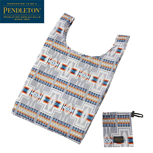 19802626　/　ショッパー W／ポーチ　/　グレイ PENDLETON ペンドルトン ショッパー W／ポーチ はペンドルトンのネイティブデザインを気軽に持ち運べる、軽量で実用的なエコバッグです。 素材には耐久性に優れたポリエステルのリップストップ地を採用しており、軽くて丈夫。毎日のお買い物やサブバッグとして気兼ねなく使えます。全面に施されたペンドルトン伝統のパターンが存在感を放ち、豊富なカラーバリエーションから好みのデザインを選べるのも魅力。ファッションのアクセントとしても活躍します。 日常使いにほどよいサイズ感で、小さくたたんでポーチに収納できるため、バッグの中でかさばらず携帯性も抜群。環境に配慮したアイテムとしてだけでなく、デザイン性と機能性を兼ね備えた、毎日の必需品となる一枚です。 ■SPEC■ ・サイズ：W26cm×H47cm ・素材：ポリエステル100％ PENDLETONとは 1909年オレゴン州ペンドルトンの町に自社紡績工場を創業し、ネイティブアメリカン向けのトレーディングブランケットの生産を開始しました。ウールブランケットやシャツに代表されるPENDLETON（ペンドルトン）ブランドはアメリカの良心と呼ばれています。PENDLETON（ペンドルトン）の全ての商品に縫い付けられた織りネーム。ここには「WARRANTED TO BE A PENDLETON(ペンドルトン製品であることを保証する)」と書かれています。 ※メーカーやモデル等によりサイズ感は異なります。サイズは目安としてお考えください。 ※写真の色と実際の商品の色は多少異なる場合がございます。 ※商品画像はメーカー提供のサンプル画像です。 製品仕様・デザインは改良のため予告なく変更される場合がありますのでご了承ください。 正規品 未使用新品 当店のブランド商品は全て本物です。安心してショッピングをお楽しみください。