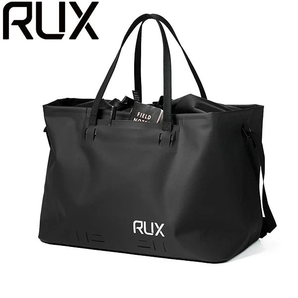 ウォータープルーフトートバッグ 50LRUX ラックス ウォータープルーフトートバッグ 50L は都市部での使用から自然のフィールドまで対応する、汎用性の高いデザインでどこでも活躍する防水トートバッグです。 雨の中の通勤からビーチでの嵐まで、あなたのギアをドライで清潔、そしてすぐに使える状態に保ちます。ジッパーを使用しない完全溶着構造と、トートバッグからドライバッグへと切り替え可能なデザインを採用。デイリーユースのようなパッキングのしやすさと、本格的なドライバッグの密閉性を両立したバッグです。内側と外側にそれぞれ1つずつ、計2つのポケットが付いていて、パッキング中も自立して開口部をキープする構造です。50Lの大容量モデルで、キャンプ道具の運搬やビーチバッグ、家族全員の荷物をまとめるベースキャンプとして活躍します。雨、泥、散らかったギアなどを纏めたり、このバッグ一つあれば、次に何が起きても準備は万端です。 ●特徴 ・耐久性に優れた防水仕様 ・オープントートからロールトップ式のドライバッグへ切り替え可能 ・高周波（RF）溶着によるシームレス構造、ジッパー不使用 ・どこにでも固定できるラッシュポイントを装備 ・RUXシステムとの連携が可能■SPEC■ ・サイズ：H33cm×W65cm×D30cm ・容量：50L ・重量：800g ・素材：840デニール TPUコーティング ナイロン RUXとは RUXは、アウトドアギアの収納と持ち運びに特化したオンリーワンブランドです。 私たちの使命はただ一つ。『大切なギアを保管、収納、そして運搬移動するために機動的かつ効率的にシステム化をすることで、より充実したアウトドアライフを構築することです。』 ギアはしっかり整理し準備万全に。でも、旅の計画は自由奔放に。 RUXで心の余裕とスペースを確保しましょう。 Tight Gear, Loose Plans. ※メーカーやモデル等によりサイズ感は異なります。サイズは目安としてお考えください。 ※写真の色と実際の商品の色は多少異なる場合がございます。 ※商品画像はメーカー提供のサンプル画像です。 製品仕様・デザインは改良のため予告なく変更される場合がありますのでご了承ください。 正規品 未使用新品 当店のブランド商品は全て本物です。安心してショッピングをお楽しみください。