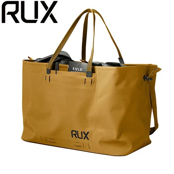ウォータープルーフトートバッグ 50LRUX ラックス ウォータープルーフトートバッグ 50L は都市部での使用から自然のフィールドまで対応する、汎用性の高いデザインでどこでも活躍する防水トートバッグです。 雨の中の通勤からビーチでの嵐まで、あなたのギアをドライで清潔、そしてすぐに使える状態に保ちます。ジッパーを使用しない完全溶着構造と、トートバッグからドライバッグへと切り替え可能なデザインを採用。デイリーユースのようなパッキングのしやすさと、本格的なドライバッグの密閉性を両立したバッグです。内側と外側にそれぞれ1つずつ、計2つのポケットが付いていて、パッキング中も自立して開口部をキープする構造です。50Lの大容量モデルで、キャンプ道具の運搬やビーチバッグ、家族全員の荷物をまとめるベースキャンプとして活躍します。雨、泥、散らかったギアなどを纏めたり、このバッグ一つあれば、次に何が起きても準備は万端です。 ●特徴 ・耐久性に優れた防水仕様 ・オープントートからロールトップ式のドライバッグへ切り替え可能 ・高周波（RF）溶着によるシームレス構造、ジッパー不使用 ・どこにでも固定できるラッシュポイントを装備 ・RUXシステムとの連携が可能■SPEC■ ・サイズ：H33cm×W65cm×D30cm ・容量：50L ・重量：800g ・素材：840デニール TPUコーティング ナイロン RUXとは RUXは、アウトドアギアの収納と持ち運びに特化したオンリーワンブランドです。 私たちの使命はただ一つ。『大切なギアを保管、収納、そして運搬移動するために機動的かつ効率的にシステム化をすることで、より充実したアウトドアライフを構築することです。』 ギアはしっかり整理し準備万全に。でも、旅の計画は自由奔放に。 RUXで心の余裕とスペースを確保しましょう。 Tight Gear, Loose Plans. ※メーカーやモデル等によりサイズ感は異なります。サイズは目安としてお考えください。 ※写真の色と実際の商品の色は多少異なる場合がございます。 ※商品画像はメーカー提供のサンプル画像です。 製品仕様・デザインは改良のため予告なく変更される場合がありますのでご了承ください。 正規品 未使用新品 当店のブランド商品は全て本物です。安心してショッピングをお楽しみください。