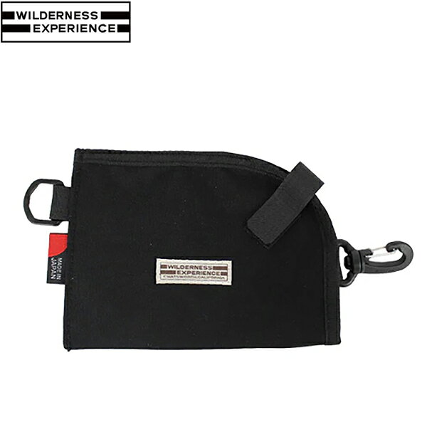 Pocket Pouch ※画像の色味に関して使用する媒体によって実物と異なる場合がございます。 【商品特徴】 コンパクト＆軽量！機能性抜群のマルチポーチ 持ち運びに便利なコンパクトサイズのポーチが登場！スリムな設計ながら、内側にポケットを備え、必要な小物をすっきり収納できます。バッグの中でもかさばらずにスマートに持ち運び可能。フックやD環が付いているので、バッグやベルトに簡単に取り付けられるのも便利なポイント。開閉は面ファスナー仕様で、スムーズにアクセス可能です。耐久性の高いナイロン500D素材を使用し、長く使える安心の作り。 アウトドアや旅行、日常使いまで幅広く活躍する、シンプルで機能的なポーチ。スマートに収納したいあなたへおすすめです！ 【サイズ】 高さ：12cm　横：24cm マチ：0.5cm 容量：0.1L 【重量】 30g 【機能性】 フック、D環 【スペック】 表地：ナイロン500D　裏地：— テープ部分：— 【ポケット数】 内側×1　外側×0 WILDERNESS EXPERIENCE（ウィルダネスエクスペリエンス）とは 1970年代米国で生まれた老舗ブランド。すべて日本で製造で、高品質を追求しています。 ※メーカーやモデル等によりサイズ感は異なります。サイズは目安としてお考えください。 ※写真の色と実際の商品の色は多少異なる場合がございます。 ※商品画像はメーカー提供のサンプル画像です。 製品仕様・デザインは改良のため予告なく変更される場合がありますのでご了承ください。 正規品 未使用新品 当店のブランド商品は全て本物です。安心してショッピングをお楽しみください。