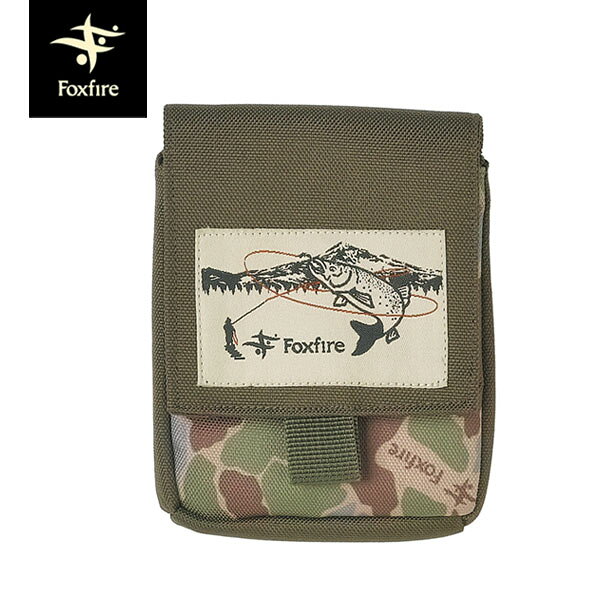 FEカモトラッシュポーチFE-CAMO Trash PouchFoxfireオリジナルのフィッシュアイカモフラージュ柄をプリントしたトラッシュポーチです。背面のフックやベルクロ（ループ面）でベルトやポケットなどに取り付け可能。糸クズを絡めて入れやすいように、内側はベルクロ仕様になっています。内側のベルクロはゴミが取り出しやすい着脱式。素材:600D裏PUコーティング(ポリエステル)重量:45g Foxfireとは 1982年、フォックスファイヤーは4型のフライフィッシングベストからはじまりました。この日本でフライフィッシングのパイオニアとして活動してきた私達の知恵から生まれた作品でした。私達は、そのものづくりの知恵を様々なアイテムに投入し、四半世紀を経て現在の幅広いラインナップを揃えるアウトドアブランドへと発展してきました。その間一貫して取り扱ってきたテーマが「クワイエットスポーツ」です。 クワイエットスポーツとは、その名のとおり、自然の中で騒ぎたてることなく穏やかに楽しむスポーツのこと。フライフィッシングは代表的なクワイエットスポーツのひとつといえます。それは、「自然への挑戦」や「自然の征服」とは異なり、「自然との融和」「自然との共生」をなす知恵から発生しています。そして、それはフォックスファイヤー総てのもの造りの思想やテクノロジーに結びついています。 ※メーカーやモデル等によりサイズ感は異なります。サイズは目安としてお考えください。 ※写真の色と実際の商品の色は多少異なる場合がございます。 ※商品画像はメーカー提供のサンプル画像です。 製品仕様・デザインは改良のため予告なく変更される場合がありますのでご了承ください。 正規品 未使用新品 当店のブランド商品は全て本物です。安心してショッピングをお楽しみください。