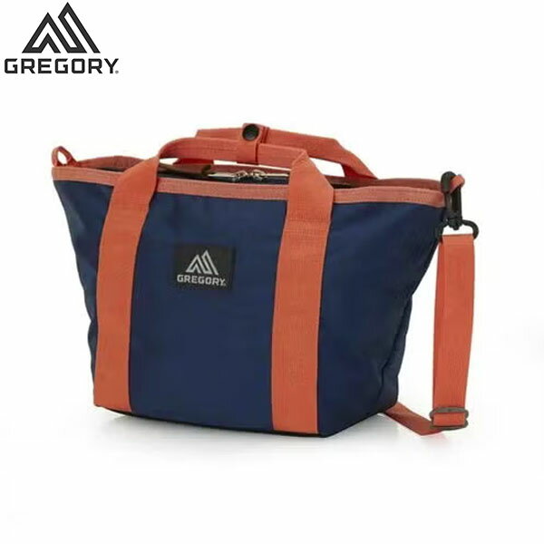 トラディショナルなトートバッグのデザインのボートトート(BOAT TOTE）は取り外し式のショルダーベルトが付属し、気分に合わせてトートバッグとして、またはショルダーバッグとして使用することが出来ます。口が大きく開くデザインによりバッグの中身が一目瞭然で、マチを大きく取った本体内部にはポケットも備えているので整理しやすさは抜群です。 手提げにもできる持ち手付き ジッパー開閉のメインコンパートメント グレゴリーのアイコンでもあるレザージッパープル 調節可能な25mmのショルダーストラップは取り外し可能。 背面にオープンポケット 内部に小さくバラツキがちなアイテムの収納に便利なキーフォブ付きジッパー付きメッシュポケット ハンドル全長:約27cm（付け根縫い目から縫い目までの長さ） パッド入りのボトム部 SPECS ワンサイズ 容量：7L 重量：290g サイズ：21H×39W×15Dcm GREGORY/グレゴリーとは 1977年の創業以来、途切れることのないパックデザインの情熱、妥協なき品質の追及、そして背負い心地への徹底したこだわりを、バックパックに込めてきたアメリカ生まれのアウトドアブランド「GREGORY（グレゴリー）」。グレゴリーは、30年に渡る冒険を通して一つ一つの製品に織り込んできた。革新的なアイデア、人間工学に基づいたパックデザイン、最高品質へのこだわり、そしてその情熱は冷めることなく、開発初期より今日に至るまで最新のパック開発に反映されている。 今もなお、創業者「ウェイン・グレゴリー」は、様々な使用状況下におけるユーザーたちの意見により、その創作意欲をかきたて、新たな開発に取り組んでいる。バックパックにおける快適な背負い心地、フィット感、耐久性、機能性を常に追求し、進化を与え続け、それを背負う皆を驚かせ続けている。 ※メーカーやモデル等によりサイズ感は異なります。サイズは目安としてお考えください。 ※写真の色と実際の商品の色は多少異なる場合がございます。 ※商品画像はメーカー提供のサンプル画像です。 製品仕様・デザインは改良のため予告なく変更される場合がありますのでご了承ください。 正規品 未使用新品 当店のブランド商品は全て本物です。安心してショッピングをお楽しみください。