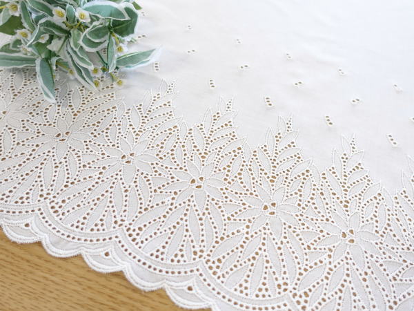 【レース生地 刺繍 生地 布】先染め綿ローン・片スカラップレース（RG-28525）コットン