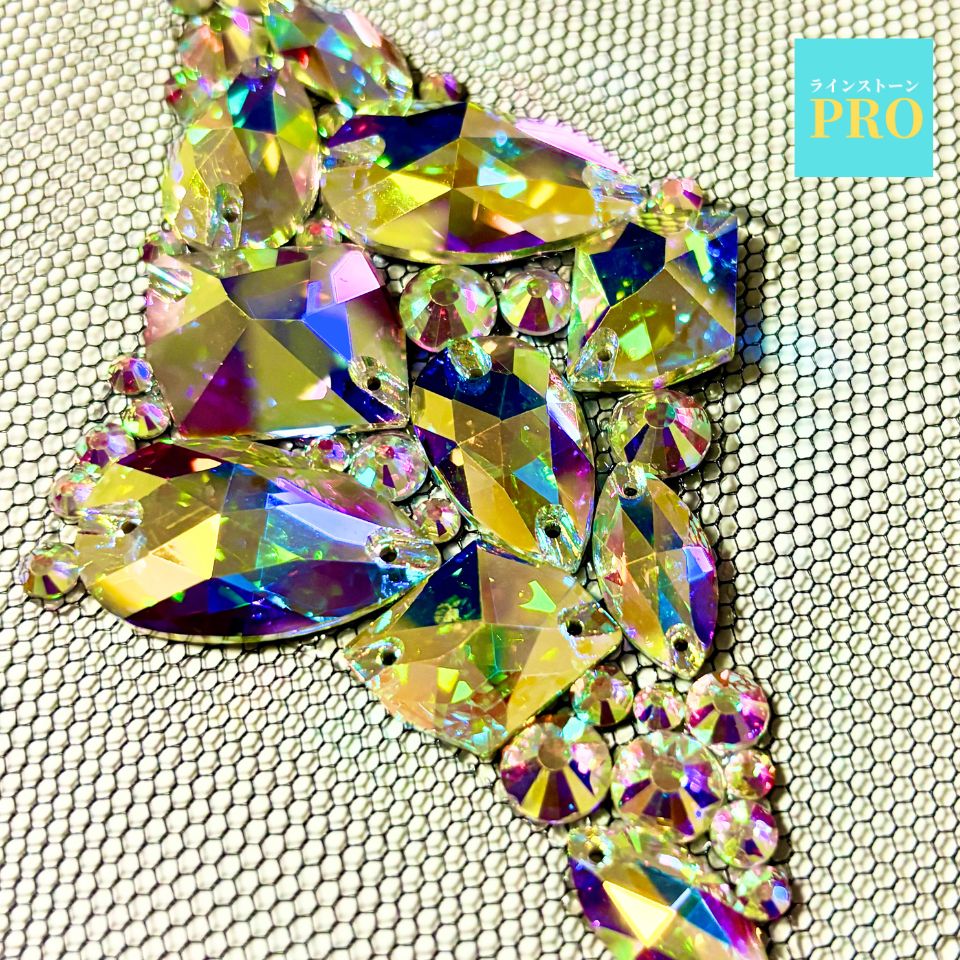 ガラスストーンとアクリルストーンを使ったゴージャスな髪飾り。 プレゼントにも最適です。 在庫1点限り、オーダーも承りますのでお問い合わせ下さい。 注意書き：モニターの発色の具合によって実際のものと色が異なる場合がございます。ガラスストーンと...