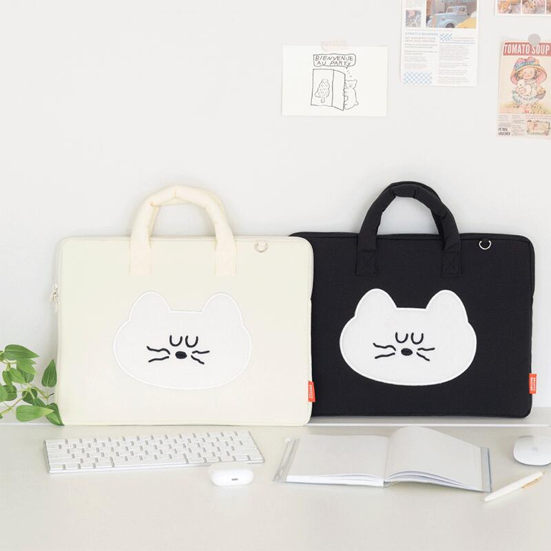【商品名】 ロマネ ブランチ ブラザー モグリ ハグ 13ンチ ノートパソコン ポーチ ケース カバー Brunch Brother Mogry Hug 13inch Laptop Pouch Cover 【対応機種】 MacBook / Pro Surface / Pro 【材質】 PC/TPU/POLYESTER 【製造元】 ROMANE 【原産国】 韓国 【ご注文の際、ご注意ください】 ・機種やデザインの選択間違えにご注意ください。 ・送付先の住所を今一度お確かめください。 ・PCやスマホの設定等の環境の違いにより、実物のカラーに差異が生じる場合があります。