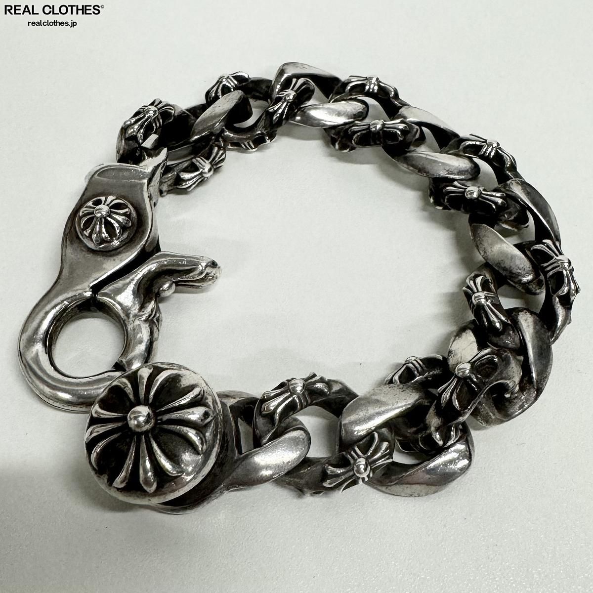 【中古】CHROME HEARTS/クロムハーツ ファンシーチェーンクリップ ブレスレット 商品説明 ブランド：CHROME HEARTS/クロムハーツ カラー　：シルバー素材 ：SV925付属品 ：画像に写るものが全てとなります。 サイズ 実寸約：チェーン全長 21cm総重量約：121.9g 商品の状態 この商品のランク 　C 　 ※使用・保管に伴い、スレ傷、くすみ汚れ、打痕等が見受けられます。 ※商品に関してご質問をいただきましてもお答え出来ない場合がございます。 ※商品の状態は弊社の基準により表記させて頂いております。 出品商品は【全て中古買取品】の為、商品によっては全てのダメージを掲載する事が難しく、掲載された情報以外にも、破損・汚れ・欠品・劣化の進行などがある場合もございます。 完璧なお品をお求めの方、また中古品にご理解のない方におきましては、恐れ入りますがご購入をお控え頂けますようお願い申し上げます。 S 未使用または新品同様のお品物 A コンディション良好な美品 B 使用感がある比較的良好なお品物 C 全体的に使用感のあるお品物 D 強い使用感または難ありのお品物 J ジャンク品 出品番号 17868 　※当店出品番号です。