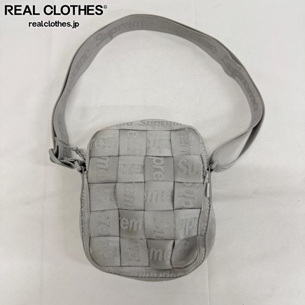 【中古】Supreme/シュプリーム【24SS】Woven Shoulder Bag/ウーブン ショルダー バッグ/グレー 商品説明 カラー　　：グレー付属品 ：画像に写るものが全てとなります。 サイズ 実寸：約（縦 18.5× 横 15.5× マチ 6)cm 商品の状態 この商品のランク 　C 　 ※使用に伴い、シミ、スレ汚れ等が見受けられます。 ※商品に関してご質問をいただきましてもお答え出来ない場合がございます。 ※商品の状態は弊社の基準により表記させて頂いております。 出品商品は【全て中古買取品】の為、商品によっては全てのダメージを掲載する事が難しく、掲載された情報以外にも、破損・汚れ・欠品・劣化の進行などがある場合もございます。 完璧なお品をお求めの方、また中古品にご理解のない方におきましては、恐れ入りますがご購入をお控え頂けますようお願い申し上げます。 S 未使用または新品同様のお品物 A コンディション良好な美品 B 使用感がある比較的良好なお品物 C 全体的に使用感のあるお品物 D 強い使用感または難ありのお品物 J ジャンク品 出品番号 34653 　※当店出品番号です。