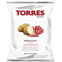 トーレス TORRES イベリコ風味ポテトチップスはイベリコ種の生ハムを表現した、ワインと良く合う薫り高い贅沢なフレーバーのチップス。 袋を開けた瞬間にふわりと広がる香りは、まさにイベリコ豚のよう。 赤ワインとの相性は抜群です。 ＜TORRES(トーレス)＞ パタタ・フリタス・トーレス社は1969年バルセロナに設立。 「トーレス・セレクタシリーズ」は厳選した原材料で作り上げた同社のプレミアムラインです。 ジャガイモはカスティーリャ・レオン州のソリア産、オリーブオイルはアンダルシア州のコルドバ産、塩はカタルーニャ産を使用しており現在では欧州(イギリス、フランスなど)や北米にも輸出されています。 ■商品名：ポテトチップス ポテチ 高級 トーレス TORRES イベリコ風味ポテトチップス ポテトチップ 生ハム 赤ワイン おつまみ ■内容量：50g ■原材料名：じゃがいも、ひまわり油、食塩/香料 ■メーカー或いは販売者：トーレス ■賞味期限：納品後3ヶ月以上 ■保存方法：直射日光・高温多湿をさけて保存してください。 ■区分：食品 ■製造国：スペイン【免責事項】 ※記載の賞味期限は製造日からの日数です。実際の期日についてはお問い合わせください。 ※自社サイトと在庫を共有しているためタイミングによっては欠品、お取り寄せ、キャンセルとなる場合がございます。 ※商品リニューアル等により、パッケージや商品内容がお届け商品と一部異なる場合がございます。 ※メール便はポスト投函です。代引きはご利用できません。厚み制限（3cm以下）があるため簡易包装となります。 外装ダメージについては免責とさせていただきます。