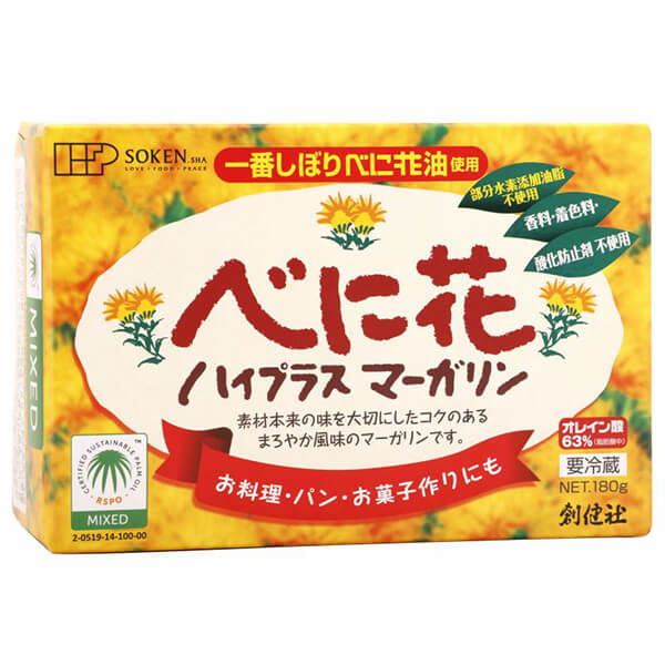 ※こちらは冷蔵商品のため常温商品と同梱はできません。また代引きはご利用できません。予めご了承ください。 創健社 べに花ハイプラスマーガリンは一番搾りの高オレイン酸べに花油を主原料に素材の持つおいしさを大切にした無香料、無着色、酸化防止剤不使用のマーガリン。 トランス脂肪酸の少ない製法で作りました［約0.03g／10g］。部分水素添加油脂不使用。 高オレイン酸べに花油を使用し、製品中にオレイン酸63％（脂肪酸中）を含んでおります。 発酵乳、全粉乳、生クリームを使用し、素材本来の味を大切にしたコクのあるまろやか風味のマーガリンです。 原材料のレシチンの大豆は、遺伝子組換えの混入を防ぐため分別生産流通管理を行っています。 食塩はまろやかな風味の粗塩を使用しております。 香料・酸化防止剤・着色料を使用しておりません。 部分水素添加油脂は使用しておりません。 RSPO（MB）認証製品（認証された持続可能なパーム油の生産に貢献しています） ◆6つの商品特長 1.コクのあるクリーミーな滑らかさ 発酵乳、全粉乳、生クリームを使用し、おいしくクリーミーなマーガリンに仕上げました。滑らかな舌触りのなかにしっかりとしたコクがあります。 2.オレイン酸の含有率が高いべに花油を使用 主原料油脂には、圧搾しぼりのオレイン酸の含有率が高い高オレイン酸タイプべに花油を使用しております。 3.トランス脂肪酸が少ない べに花ハイプラスマーガリンのトランス型脂肪酸は、約0.03g（10g中）と非常に低い値です。また部分水素添加油脂は使用しておりません。 4.お料理やお菓子づくりにも まろやかでコクのある風味を生かして、お菓子作りや様々なお料理にも幅広くお使いいただけます。 5.香料・酸化防止剤・着色料を不使用 原料素材を吟味して使っているので、上記食品添加物を使わずにおいしく仕上がりました。 6.RSPO認証のパーム油を使用 RSPOとは、持続可能なパーム油の調達の必要性からスイスに本部をもつWWF（民間の環境保全団体）の呼びかけに応じて油脂企業や小売業者などが協議を重ね、2004年に設立された「持続可能なパーム油のための円卓会議」の事で、マレーシアのクアラルンプールに本部が置かれ、持続可能なパーム油が標準となるよう市場を変革することをビジョンに揚げ、環境や社会に配慮したパーム油生産の認証を行っています。 べに花ハイプラスマーガリンは、認証農園からの認証油が流通過程で他の非認証油と混合される認証モデル（マスバランス：MB）を取得したパーム油を使用しています。 2018年10月22日に東京で開催されたJaSPOC実行委員会主催の「持続可能なパーム油会議2018〜ポストオリンピック、2030年のパーム油調達を見据えて〜」において、持続可能なパーム油の調達ベスト・プラクティスが発表され、当社は「ボルネオウンピョウ賞」を受賞しました。 ＜創健社について＞ 半世紀を超える歴史を持つこだわりの食品会社です。 創業の1968年当時は、高度経済成長期の中、化学合成された香料・着色料・保存料など食品添加物が数多く開発され、大量生産のための工業的製法の加工食品が急速に増えていました。 創業者中村隆男は、「食べもの、食べ方は、必ず生き方につながって来る。食生活をととのえることは、生き方をととのえることである。」と提唱し、変わり行く日本の食環境に危機感を覚え、より健康に繋がる食品を届けたいと願って創健社を立ち上げました。 いまでこそ持続可能な開発目標（SDGs）として取り上げられているようなテーマを、半世紀を超える歴史の中で一貫して追求してまいりました。 世の食のトレンドに流されるのではなく、「環境と人間の健康を意識し、長期的に社会がよくなるために、このままでいいのか？」と疑う目を持ち、「もっとこうしたらいいのでは？」と代替案を商品の形にして提案する企業。 わたしたちはこの姿勢を「カウンタービジョン・カンパニー」と呼び、これからも社会にとって良い選択をし続ける企業姿勢を貫いて参ります。 ■商品名：創健社 べに花 ハイプラス マーガリン 無香料 無着色 酸化防止剤不使用 オレイン酸 トランス脂肪酸 少なめ 紅花油 ■内容量：180g ■原材料名：食用植物油脂：国内製造（べに花油（アメリカ他海外）、パーム油（マレーシア、インドネシア））、食用精製加工油脂（パーム核油（マレーシア、インドネシア）、べに花油（アメリカ他海外）、パーム油（マレーシア、インドネシア））、発酵乳（北海道他国産、海外）、全粉乳（北海道）、クリーム（北海道）、食塩（メキシコ、オーストラリア）／レシチン（大豆由来（ブラジル、アメリカ）） ■アレルゲン（28品目）：乳成分、大豆 ■メーカー或いは販売者：創健社 ■賞味期限：製造日より150日 ■保存方法：10℃以下で保存してください。 ■区分：食品 ■製造国：日本 ■注意事項：本品製造工場では「卵」を含む製品を生産しています。【免責事項】 ※記載の賞味期限は製造日からの日数です。実際の期日についてはお問い合わせください。 ※自社サイトと在庫を共有しているためタイミングによっては欠品、お取り寄せ、キャンセルとなる場合がございます。 ※商品リニューアル等により、パッケージや商品内容がお届け商品と一部異なる場合がございます。 ※メール便はポスト投函です。代引きはご利用できません。厚み制限（3cm以下）があるため簡易包装となります。 外装ダメージについては免責とさせていただきます。