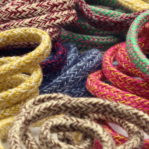 [メーカー] SHINDO（S.I.C.） SHINDO（S.I.C.）社製のカラーミックススピンドルです。2色ミックスのカラーアクセントが特徴の丸紐コードです。筒状の組織（中心が空洞）ですので結びやすく、また結び目が解けにくいので、パーカーのフード紐やスウェットのウエスト紐、袋物の絞り紐などにオススメです。※メートルカット品は、実物確認用のサンプルまたはご試作用途向けに販売をいたしております（数量「3」でお求めいただくと、3メートルを1本でお届け）。巻でのご購入前に必ずメートルカット品にて実物をご確認ください。【バリエーション】 　2サイズ（約4mm、約7mm）、全20色をご用意 【出荷までの目安】 　お急ぎ出荷に対応いたしておりませんため、ご注文確定後2〜3営業日ほどで出荷となります 【洗濯記号】 【ご購入の際の注意点】 ・ディスプレイ性能や設定などにより、商品写真の色と実物が多少異なる場合はあります ・念のため、使用用途に合ったテストをした後にご使用ください ・継ぎ目の入る場合が稀にございますが、その際は余分を入れております ・染色ロットにより多少色目が異なることがあります ・商品の特性により、幅の表示が実物と多少異なることがあります ・高温度の蒸気やアイロン、プレスなどの熱処理により変色、形態変化、移染することがあります ・縫製される生地と本製品の収縮率が異なる場合、シワ等が発生することがあります ・濃色の製品を白色又は淡色の生地と組み合わせて使用すると色移りする場合があります ・ホツレの原因となりますので、製紐、織物のパイピング製品は、縫製の際、耳部分を切り落とさないでください ・ニードル商品は、片耳がループ組織の織製品ですので、このループが解れると織終り方向よりラン現象を起こし、組織破壊に繋がる恐れがあります（切り口を二つ折にする等、ループが解れ難い様にしてください） ・カット面がホツレや糸抜けすることがあり、また強い力が掛かると目ずれすることもあります ・ボビン等に巻かれた商品は、縫製後の収縮を避けるため、一昼夜放反後にご使用ください ・ダンボールケース等による高温多湿下での長期保管は、黄変の原因となりますため、お避けください ・ノックスガス等の影響により黄変、変色することがあります