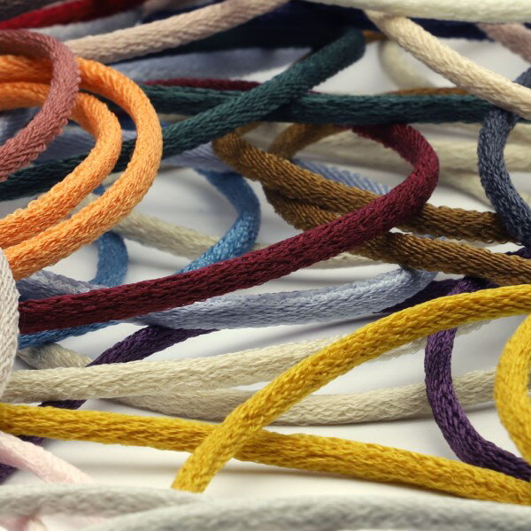 [メーカー] SHINDO（S.I.C.） SHINDO社製（S.I.C.）のプルミエコード（丸）です。柔らかで手触りのよいスエード調の丸紐コードで、ポリエステル製のため物性がよく、スエードカスもでないため服飾やアクセサリーなどの幅広い用途にお使いいただけます。※メートルカット品は、実物確認用のサンプルまたはご試作用途向けに販売をいたしております（数量「3」でお求めいただくと、3メートルを1本でお届け）。巻でのご購入前に必ずメートルカット品にて実物をご確認ください。【バリエーション】 　2サイズ（3mm、4mm）、全36色をご用意 【出荷までの目安】 　お急ぎ出荷に対応いたしておりませんため、ご注文確定後2〜3営業日ほどで出荷となります 【洗濯記号】 【ご購入の際の注意点】 ・ディスプレイ性能や設定などにより、商品写真の色と実物が多少異なる場合はあります ・念のため、使用用途に合ったテストをした後にご使用ください ・継ぎ目の入る場合が稀にございますが、その際は余分を入れております ・染色ロットにより多少色目が異なることがあります ・商品の特性により、幅の表示が実物と多少異なることがあります ・高温度の蒸気やアイロン、プレスなどの熱処理により変色、形態変化、移染することがあります ・縫製される生地と本製品の収縮率が異なる場合、シワ等が発生することがあります ・濃色の製品を白色又は淡色の生地と組み合わせて使用すると色移りする場合があります ・ホツレの原因となりますので、製紐、織物のパイピング製品は、縫製の際、耳部分を切り落とさないでください ・ニードル商品は、片耳がループ組織の織製品ですので、このループが解れると織終り方向よりラン現象を起こし、組織破壊に繋がる恐れがあります（切り口を二つ折にする等、ループが解れ難い様にしてください） ・カット面がホツレや糸抜けすることがあり、また強い力が掛かると目ずれすることもあります ・ボビン等に巻かれた商品は、縫製後の収縮を避けるため、一昼夜放反後にご使用ください ・ダンボールケース等による高温多湿下での長期保管は、黄変の原因となりますため、お避けください ・ノックスガス等の影響により黄変、変色することがあります