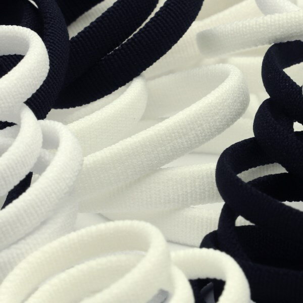 [メーカー] SHINDO（S.I.C.） SHINDO社製（S.I.C.）のストレッチスピンドルです。ポリエステル素材を使用した物性の良い、少し丸みのある伸縮性の織物平紐です。カジュアルや子供服、雑貨向けなどのご用途にオススメの資材です。※メートルカット品は、実物確認用のサンプルまたはご試作用途向けに販売をいたしております（数量「3」でお求めいただくと、3メートルを1本でお届け）。巻でのご購入前に必ずメートルカット品にて実物をご確認ください。【バリエーション】 　2サイズ（5mm、7mm）、全3色をご用意 【出荷までの目安】 　お急ぎ出荷に対応いたしておりませんため、ご注文確定後2〜3営業日ほどで出荷となります 【洗濯記号】 【ご購入の際の注意点】 ・ディスプレイ性能や設定などにより、商品写真の色と実物が多少異なる場合はあります ・念のため、使用用途に合ったテストをした後にご使用ください ・継ぎ目の入る場合が稀にございますが、その際は余分を入れております ・染色ロットにより多少色目が異なることがあります ・商品の特性により、幅の表示が実物と多少異なることがあります ・高温度の蒸気やアイロン、プレスなどの熱処理により変色、形態変化、移染することがあります ・縫製される生地と本製品の収縮率が異なる場合、シワ等が発生することがあります ・濃色の製品を白色又は淡色の生地と組み合わせて使用すると色移りする場合があります ・ホツレの原因となりますので、製紐、織物のパイピング製品は、縫製の際、耳部分を切り落とさないでください ・ニードル商品は、片耳がループ組織の織製品ですので、このループが解れると織終り方向よりラン現象を起こし、組織破壊に繋がる恐れがあります（切り口を二つ折にする等、ループが解れ難い様にしてください） ・カット面がホツレや糸抜けすることがあり、また強い力が掛かると目ずれすることもあります ・ボビン等に巻かれた商品は、縫製後の収縮を避けるため、一昼夜放反後にご使用ください ・ダンボールケース等による高温多湿下での長期保管は、黄変の原因となりますため、お避けください ・ノックスガス等の影響により黄変、変色することがあります