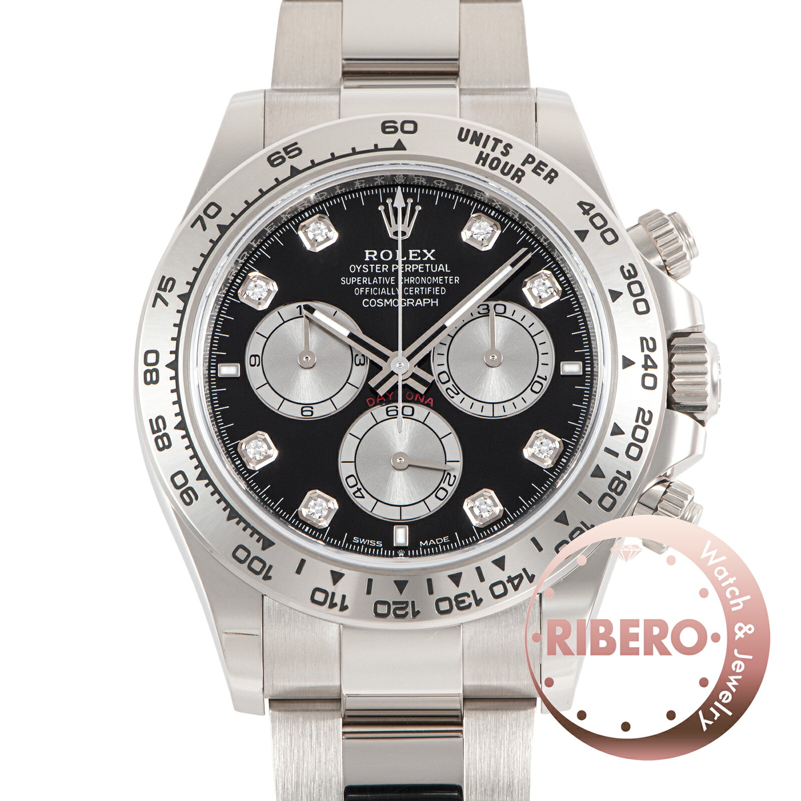 商品説明☆Ref.126509は、ケースとブレスレットに自社鋳造の18ctホワイトゴールドを採用したデイトナです。 貴金属特有の重厚な質感がありながら、文字盤カラーはブラック＆スチール。 落ち着いた外観と高い視認性を両立しています。 性能面では、2023年に登場した最新の自社製ムーブメント「キャリバー 4131」を搭載。 約72時間のパワーリザーブに加え、耐磁性や耐衝撃性も強化されており、高級素材を使いつつも実用時計としての機能を高い水準で備えています。 コンディション ガラス：欠けやキズはありません 文字盤、針：大変綺麗な状態 ベゼル：微細な拭き傷程度は見受けられますが、目立つ大きな傷はなく大変綺麗な状態 ケース：サイドに僅かな小傷が見受けられますが、目立つ大きな傷はなく大変綺麗な状態 ブレスレット：ブレスセンター鏡面部分に僅かな小傷が見受けられますが、その他目立つ大きな傷などなく大変綺麗な状態 型番126509G モデルデイトナ シリアルランダム番 駆動方式自動巻 素材K18WG ダイヤルカラーブラック/スチールダイヤル サイズ ケース径：横約40mm腕周り最大：約19cm 付属品 箱・保証書(2023/12) 程度ランクSA 管理番号240126022 保証12ヵ月 備考 機械点検、動作確認済み 実際の商品と写真撮影時の環境やお客様がご覧になるモニターの状況、パソコンの設定などにより、色合いが多少異なることがございますので、ご理解願います。 より詳しいコンディションなどはメール・電話・@LINEでもご案内致しますので、 お気軽にお問い合わせくださいませ。