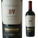 BEAULIEU VINEYARD TAPESTRY RESERVEカリフォルニアワインの黎明期から始めて、そしてカリフォルニアワインがフランスワインを凌いだといわれるパリ対決を経て現在の名声を勝ち得ているにも関わらず、あまり日本では知られていないのが、このボーリュー・ヴィンヤードです。 ボーリュー・ヴィンヤードはフランス・ボルドー出身のジョルジュ・ド・ラトゥールが、1900年カリフォルニアのナパヴァレーに母国フランスに匹敵するワインを造るというヴィジョンをもって設立しました。 ナパヴァレーにきた彼の妻フェルナンドはのちのラザフォードの地を初めて見た時、「クエル・ボー・リュウ!( Quelle beau lieuなんて美しい場所)と感嘆し、ヴィンヤードの名前は「ボーリュー」となったのだそうです。 アメリカでは1世紀以上の歴史を誇るワイナリーはあまりありません。そしてナパヴァレーで最も長く運営され、カリフォルニアワインの歴史そのものといえるほどのワイナリーの一つがこのボーリューヴィンヤードで、その歴史と名声を培ってきたのが、ジョルジュ・ド・ラトゥールその人です。 1800年代後半はすでに世界中でフィロキセラが猛威をふるっており、カリフォルニアも例外ではありませんでした。彼はワイナリー設立と同時に、害虫に強く、ヨーロッパで栽培され、接ぎ木されたブドウ樹を輸入し、自分のところだけではなく、カリフォルニアの彼の同僚にも提供しました。 それだけではなく、それらのぶどうの樹を生産し、大量にカリフォルニアに入れるために、パリに彼自身のナーサリーを設立しました。 1911年10月、セントヘレナスター（新聞）は、 「ワインの品質に関して、カリフォルニア州はラザフォードのジョルジュ・ド・ラトゥール氏に多大な恩恵を受けました。 彼は、数十万本のフランスの接ぎ木ブドウを輸入し、カリフォルニア州のすべての重要なブドウ園に提供しました。」のように記事にしたそうです。 しかしながら、カリフォルニアワインの危機はそれだけではなく、最大の危機は1919年に制定された禁酒法でした。 禁酒法の下では、販売目的のワイン製造はすべて禁止。宗教儀式用あるいは医療用として許可を受けたワイナリーのみに製造が許されました。その結果、ほとんどのワイナリーが廃業に追い込まれる事態となりました。 禁酒法が始まる何年も前に、ジョルジュ・ド・ラトゥールは教会のためにワインを変更できるとする権利を取得していました。アメリカ中のカトリック教会へのワインの変更を行うことができ、その供給者になれるということです。 彼は聖礼典ワインの取引のためニューヨークにボーリュー・ヴィンヤード流通会社としての事務所を設立し、禁酒法の激しい議論の中にありながらも祭壇ワインの広告を初めて出しました。 そして、タンクや樽の購入を開始し生産能力を倍増させ、ナパヴァレーのワイン産業のほとんどが閉鎖に追い込まれる中にあって、ボーリュー・ヴィンヤードは見事に成長、躍進を遂げます。 禁酒法真っただ中の1923年、1885年建造の「フレッド・イーバー・ワイナリー」を購入し、生産を劇的に増加させました。この建物の石の壁は今日のボーリュー・ヴィンヤードの中核のまま残っています。 1938年、ジョルジュ・ド・ラトゥールはフランスでワイン造りの専門知識と革新の精神をもつロシア生まれの学者アンドレ・チェリチェフに会い、そして彼をワインメーカーとして雇います。 彼こそカリフォルニアワインの現在の礎を築いた一人であり、様々なワイナリーに影響を与え、かのロバート・モンダヴィをして師匠のような存在と言わしめた人でした。 カリフォルニアワインを語る上で必ず言及される人の一人です。 彼がいなければあのパリスの審判の結果はどうなっていたか？ そして、今のナパの隆盛はどうなっていただろうか？ 改めてジョルジュ・ド・ラトゥールの慧眼に頭が下がります。 リゼルブ タペストリー リザーブ レッドブレンド2015は ジェームズサックリング　93点 ワインアドボケート　92点 ボルドーのブドウ品種5種類をブレンドする芸術的ワインで、それにより風味の複雑さの層を作り上げます。 カベルネ・ソーヴィニヨンはワインにブラックベリーやカシスの表現を与え、2015年はタンニンを調整するためメルロの量を増やし、豪華なミディアムボディの触感を加えました。 マルベックは深いプラムのノートを与え、カベルネ・フランとプチ・ヴェルドーはバラ、森林、などのニュアンスを与え完成されました。 *写真及び文はBeaulieu Vinyardの公式サイト参照【ボーリューヴィンヤード】の一覧はこちら-----------------------------------------------------------------------【産地】 アメリカ/カリフォルニア/ナパヴァレー【生産者】 ボーリュー ヴィンヤード【VINTAGE】2015【タイプ】赤ワイン【味わい】 フルボディ【ぶどう品種】カベルネソーヴィニョン メルロー マルベック カベルネフラン プチヴェルド【容量】750ml-----------------------------------------------------------------------お酒 引越し 挨拶 就職祝い 退職祝い 結婚祝い 新築祝い 快気祝い 全快祝い還暦祝い 長寿祝い 内祝い開店祝い お返し 手土産 ディナーパーティ 誕生日 ギフト 引出物 記念品 ゴルフコンペ 御中元 お中元 お歳暮 御歳暮 暑中見舞い 残暑見舞い 年末年始 お正月　父の日 母の日【ギフト包装はこちら】