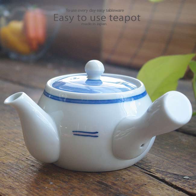 18×15×9.5 400癒しのお茶の時間に欠かせないアイテム ポット、急須。土瓶です。 ホッと一息してみませんか？ 日本茶ではお湯は必ず一度完全に 沸騰させて下さいませ お茶の入れ方の重要ポイントなんです やっぱり日本人は緑茶ですよね 深蒸し茶もいいですね、ウーロン茶や中国茶 ジャスミンティーにもお使いになれます。 紅茶を美味しくする上で大事なのは 「茶葉の旨味」を引き出すこと 茶葉がジャンピングする必要があります。 香りのダージリンやアールグレイ セイロンアップルティーも フルーティーでいいですよね ゆったりタイムでお使いください。 【サイズ(約)】18×15×9.5 400 【素材】 陶磁器 【原産国】 日本製 【その他】 ○ 食器洗浄機OK ○ オーブンOK ○ 電子レンジOK ※個箱無し簡易梱包 【お取り寄せ商品】 ご注文後発注いたします。 お届け日ご指定のお約束はできかねます。 他の商品とまとめて発送となります。 欠品の場合はメールでご連絡させていただきます。 【ギフトラッピング・熨斗】 有料サービスとなります。ご希望の際は商品と一緒にご購入下さい。 ご購入ページはこちら。