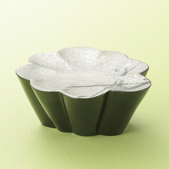 和食器 黒釉プラチナ花型高台皿 14.7×14.2×6cm 中鉢 ボウル サラダ おかず おうち うつわ 陶器 カフェ おしゃれ 軽井沢 春日井