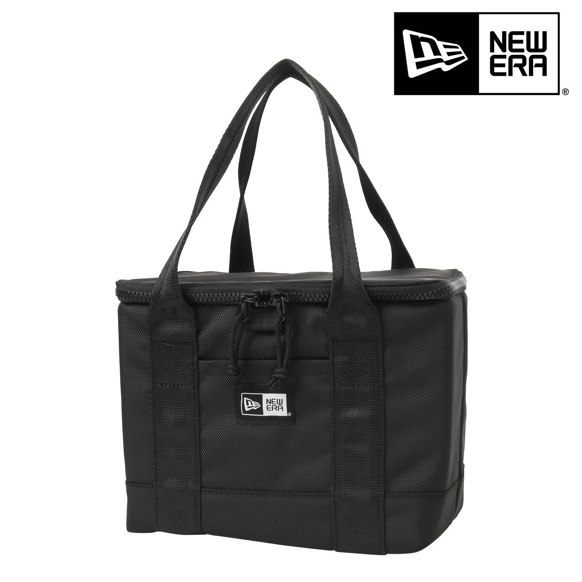 ITEM SPEC COLOR VARIATION ブランド：NEW ERA ニューエラ 小物の整理がしやすいよう内部を細かく仕切った小型タイプのトートバッグです。保冷機能を持つ生地を内側に使用している為、ゴルフのラウンド時のサブバッグとしてドリンクを持ち運ぶジムバッグとしても活躍します。外側のループ部分には別売りの「Cap Clip」の装着が可能です。ファスナー式の上蓋で悪天候時に雨の侵入を防ぐことができます。 サイズ：約W24×H20×D13cm容量：約5L重量：約350g持ち手長さ：約48cm カラー：ブラック 素材：ポリエステル/1680D 仕様：ダブルファスナー式開閉内側：ベルクロポケット×1前面：フリーポケット×1背面：フリーポケット×1 備考：ベトナム製※雨や水に濡れたらすぐに柔らかく乾いた布で拭いてください。高温、多湿なところに保管せず風通しの良い涼しい場所で保管してください。 ご注意ください： ● 商品の画像は、できるだけ商品に近いカラーにて掲載をしております。 お客様のモニターの発色または設定により、実際の色味と異なる場合もあります。あらかじめご了承ください。 ● メーカーサイズ、もしくは実際に測った寸法となります。商品の素材等の個体差により、若干サイズのばらつきがあります。サイズはあくまでも目安としてお考えください。 ● 天然皮革・素材を使用している商品によっては、天然素材の特性上、部位により風合いやシミ・シワ感や焦げ、濃淡など多少の個体差がある場合があります。あらかじめご了承ください。