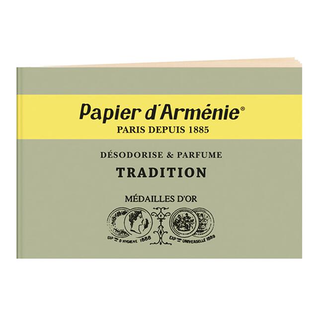 ≪ギフトラッピングをご希望の方はこちらから≫ メーカー papier d'armenie（パピエダルメニイ） 製造国 フランス サイズ W80mm×D3mm×H55mm 内容量 3×12枚(36回分) 燃焼時間 約3分 ※使用環境により異なります。 香りの詳細 【トラディショナル】 バニラとバルサミックノートが東洋を想わせる香り。&nbsp; 【papier d'armenie（パピエダルメニイ）トリプル】 創業1885年のパピエダルメニイのトリプルは、長い歴史を持ち伝統的な製法で作られているフランス製の紙のお香です。 お香の香りは空気を浄化すると言われており、 パピエダルメニイ トリプルはキッチンやタバコ、ペットの臭い等、お部屋の空気が気になる時にクラシックで良い香りを残します。もちろんお香として、そのままルームフレグランスとしても使用できます。＜香料染みについて＞成分上、時間の経過とともに香料染みがでてくるものがございます。品質には一切問題はなく、流通している商品は全て同じ仕様になっておりますので、予めご了承くださいませ。 &nbsp; ■製造国：フランス■サイズ：W80mm×D3mm×H55mm ■内容量：3×12枚(36回分) ■燃焼時間：約3分 ※使用環境により異なります。 &nbsp; 【使用方法】 点線に沿って一枚切り離しアコーディオン型に折ります。不燃性の容器の上に置き、一気に燃え上がらない様に、先端にほんの少しだけ火をつけると、ゆっくり燃焼します。 1.点線に沿って一枚切り離します。 2.アコーディオン型に折ります。 3.先端にほんの少しだけ火をつけます。 4.不燃性の皿等の上に置きお楽しみください。 香りの種類は全3種類。下記よりお好みの香りをお選びください♪ ※画像をクリックして頂くとそれぞれの商品ページに移動します。 【トラディショナル】バニラとバルサミックノートが東洋を想わせる香り。 &nbsp; 【ローズ】イランとトルコのふたつのローズにフルーティーさが加わったメローな香り。 &nbsp; 【アルメニイ】インセンスとミルラが溶け込んだウッディーバニラの芳しい香り。