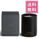 ≪ギフトラッピングをご希望の方はこちらから≫ メーカー Vancouver Candle Co.（バンクーバーキャンドル） 製造国 カナダ 本体サイズ φ80mm×H103mm 内容量 284g 燃焼時間 約60時間 ※使用環境により異なります。 香りの詳細 【VIS（ヴィス）】 もぎたてのアプリコットやプラムのフルーティな甘さに、オレンジの弾けるような瑞々しさ、優しく香るアーモンドの花と高貴に咲き誇るローズが織りなす、繊細で魅惑的な香り。&nbsp; 【Vancouver Candle Co.（バンクーバーキャンドル）】 バンクーバーキャンドルは2014年に創設され、芸術に対するパッションと香りを融合した、誠実なブランドを立ち上げました。 &nbsp; 人と自然環境との深い繋がりを感じさせる製品を作ることを理念とし、熟練の職人によって作られるキャンドルやディフューザーは、大豆由来のプレミアムソイワックス、不純物を含まないコットン芯、天然エッセンシャルオイルやパフューム品質のフレグランスオイルなど、上質な素材を使用した、伝統的な手法によって丹念に手作りされています。 &nbsp; &nbsp; 【ディスカバリーコレクション シングルウィックキャンドル】 海外に香りのインスピレーションを求め、インドのアーユルヴェーダと香りがもたらす真の力に着目。香りには人を癒し、心身のバランスを整え、より深く自己を知ること、新たな発見を促す力があり、その伝統的な療法に現代的な解釈を加え、ディスカバリーコレクションが誕生しました。 エッセンシャルオイル、上質なフレグランスオイルをブレンドし、アロマセラピーとアーユルヴェーダを組み合わせたような、豊かで贅沢な香りの構成を実現。モダンな黒い容器には銅箔のタイポグラフィが施され、それぞれの香りを表現したカラーリングでパッケージされています。 &nbsp; キャンドルはエシカルに調達された最高品質の原料を使用し、シンプルでありながら上質を極めています。 クリーンに長時間安定してゆっくり溶ける大豆由来のプレミアムソイワックス、化粧品グレードのフレグランスオイルや天然エッセンシャルオイル、金属を含まない100%コットンの芯によって、豊かな香りがお部屋を包み込み長く続きます。 &nbsp; ●製造国：カナダ ●パッケージサイズ：W90mm×D90mm×H110mm ●サイズ：φ80mm×H103mm ●内容量：284g ●燃焼時間：約60時間 &nbsp; 香りの種類は全3種類。下記よりお好みの種類をお選びください♪ ※画像をクリックして頂くとそれぞれの商品ページに移動します。 &nbsp; 【VIS（ヴィス）】 空が茜色に染まった秋の夕暮れ、焚き火のあたたかなゆらぎが心を癒す、幻想的な風景を表現。エキゾチックなミルラ、サンダルウッド、甘く溶け込むようなアンバーが、ノスタルジックな感情へと誘います。 【NOVO（ノヴォ）】 心の目で俯瞰的に見るとき、-早朝に泳ぐときや、一人で散歩するとき -レモングラス、ジャスミン、マンダリンのブレンドは、マインドフルネスの瞬間に喜びの感情へと導きます。 【ORTUS（オルトゥス）】 私たちの心を明るく照らす太陽へのオマージュ。熟したレッドカラントにローズを添え、バルサムを効かせた豊かな香りは、新たな始まりを祝福するように、未知への探求心を?き立てるモチベーションを与えてくれます。 &nbsp; ≪Vancouver Candle Co.（バンクーバーキャンドル）の商品をすべて見る≫ &nbsp;