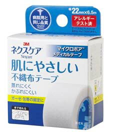 特　長 ●やわらかく通気性にすぐれた、かぶれにくいテープです。 ●ガーゼや包帯の固定等の幅広い用途にご使用いただけます。 ●世界の多くの病院で使用されている3M（TM)マイクロポア(TM)サージカルテープをご家庭用として製品化しました。 仕　様 ■22mmx6．5m ■基材：レーヨン、粘着剤：アクリル系 ■販売元：スリーエム ジャパン株式会社 ※パッケージデザイン等は予告なく変更になる場合がございます。 《関連ワード》 サージカルテープ、ガーゼの固定用テープ、ガーゼ用テープ、 怪我用テープ、粘着テープ、保護テープ、医療用テープ、医療テープ、 医療用粘着テープ、病院用テープ　