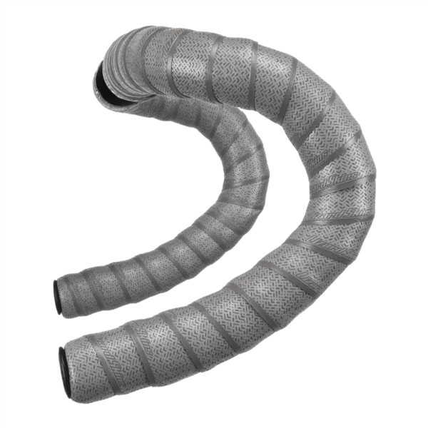商品説明LIZARD SKINS史上最も厚い4.6mmのバーテープ。　さらに握り心地とショック吸収性がアップしましたグラベルバイクやより振動吸収力を求める方へ。※画像はサンプルです。※仕様及び外観は、改良のために予告なく変更される場合がございます。予めメーカーサイトをご確認下さい。※こちらの商品はお取り寄せになります。メーカー代理店の在庫状況によってはご用意できない場合がございます。　また、取寄せ商品のため、不良品以外の返品・交換はお断り致します。予めご了承くださいますようお願いいたします。