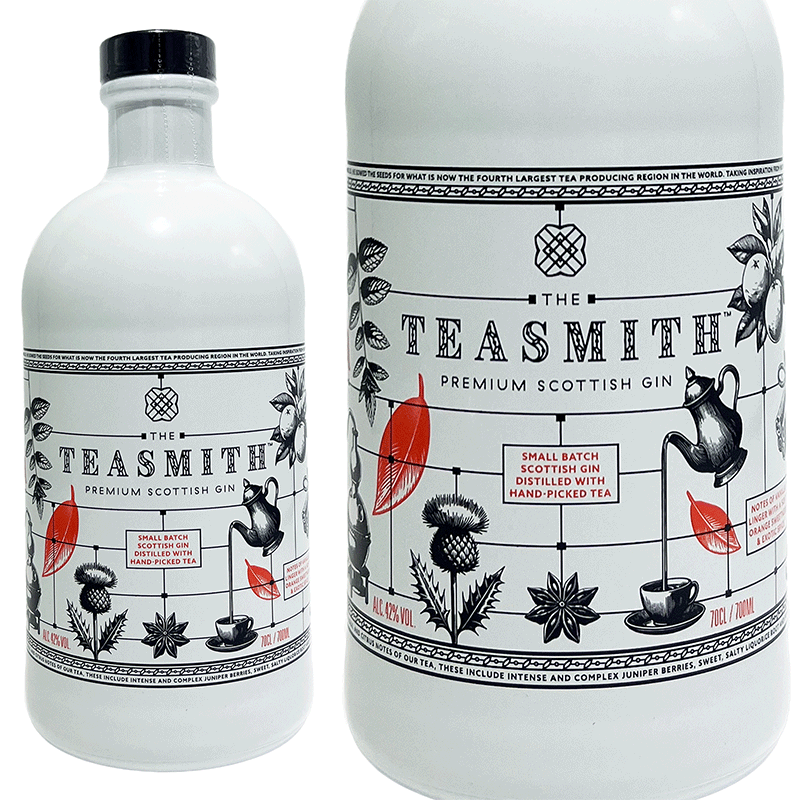 スコットランド・アバディーンシャー出身の実業家、ジェームズ・テイラーは、1867年、セイロン（現在のスリランカ）で初の商業用の紅茶プランテーションを開きました。彼の先駆的な取り組みはスリランカの紅茶産業の礎を築き、「セイロンティーの父」と称えられるまでになりました。 そのような茶貿易と歴史的つながりのあるアバディーンシャーの地で「セイロンティーの父」からインスピレーションを得て設立されたブランド『ティースミス』。 希少価値の高い良質な茶葉を生産することで有名な、スリランカのアンバ茶園で手摘みされ、手揉みで仕上げられた高級セイロン茶葉を使い、伝統的な銅製アランビックポットスチルで丁寧に蒸留。蒸留はハイランドのストラスアーン蒸留所で行われ、紅茶葉をアルコールに浸漬した後穏やかに加熱して蒸留し、慎重に抽出することで味わいのベースが生まれます。 次にジュニパーベリーなどのボタニカルを浸漬、蒸留したアルコールをブレンドし、加水してボトリングしています。この2段階の入念なプロセスで、紅茶の複雑な香味とクラシックなボタニカルの調和を実現しています。 繊細なバニラと柔らかなオレンジが印象的に香る、スモールバッチ生産の特別なジン。