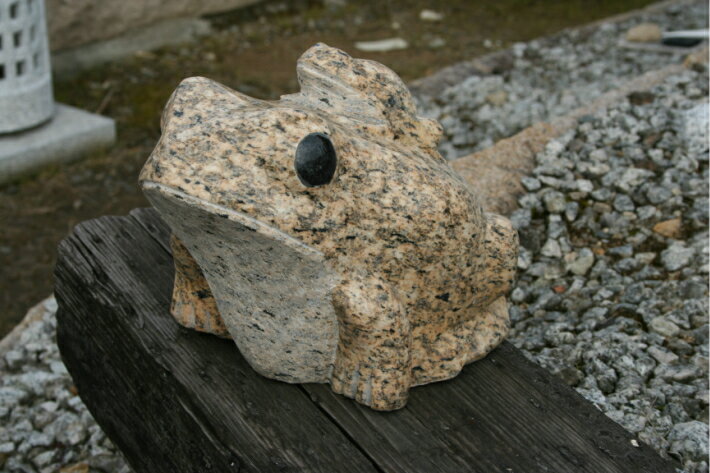 子ガエル背負った雨ガエル 雨蛙 蛙 カエル かえる インテリア 置物 庭 ガーデニング 石のくらし館