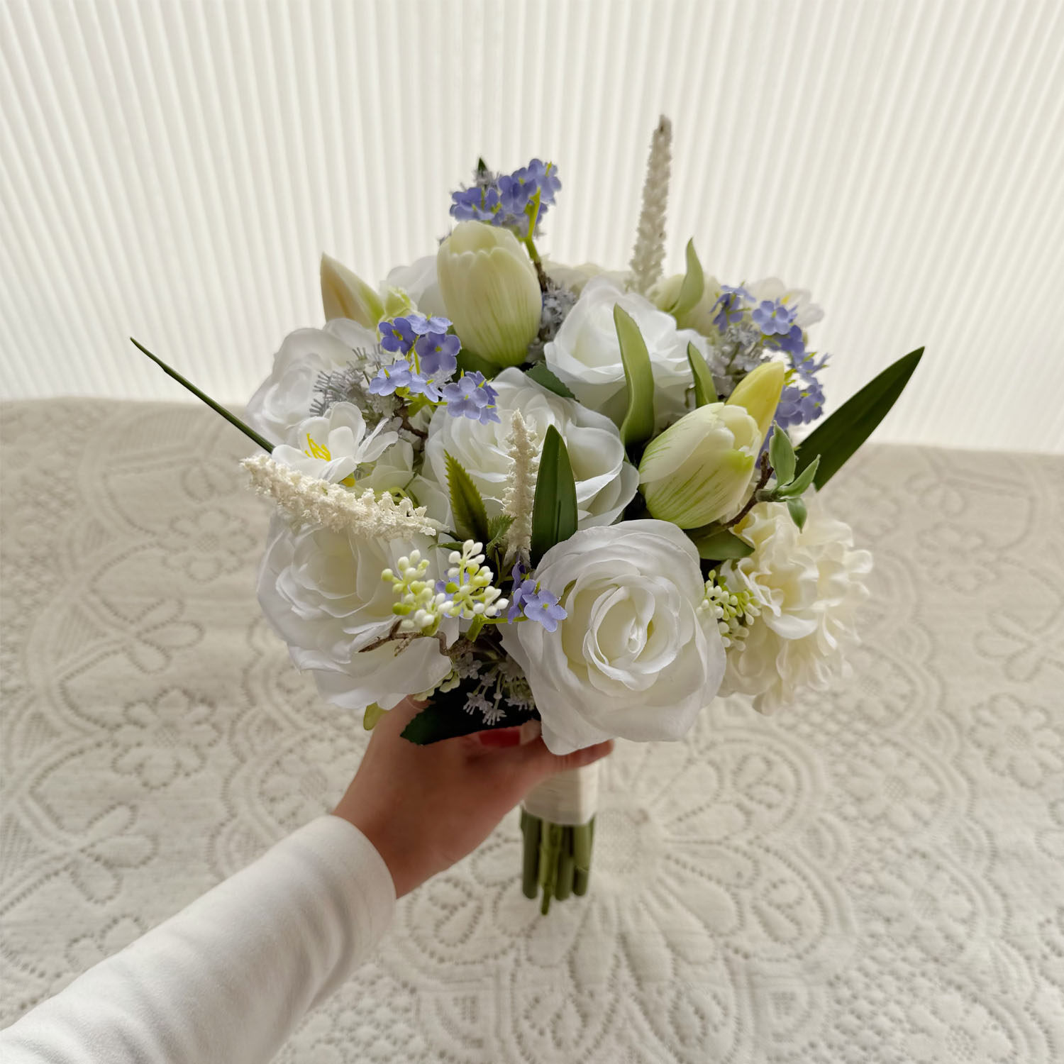ホワイトブルーブーケカラー白チューリップ薔薇花束ブーケブーケウェディングブー...