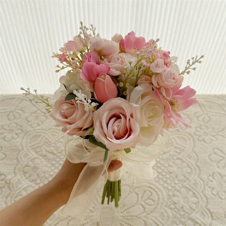 Rikutonaショップのピンクブーケローズ薔薇花束ブーケチューリップブーケウェディングブーケ/造花ブーケ/ブライダルブーケ/ラウンドブーケ/トスブーケ/結婚式/花束卒業入学壮瞥父の日お中元ひな祭り桃の節句誕生日花ギフトお供え開店祝い｜アングル2