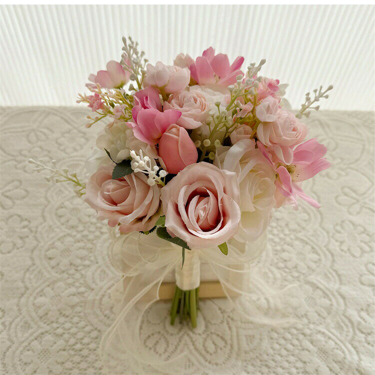 Rikutonaショップのピンクブーケローズ薔薇花束ブーケチューリップブーケウェディングブーケ/造花ブーケ/ブライダルブーケ/ラウンドブーケ/トスブーケ/結婚式/花束卒業入学壮瞥父の日お中元ひな祭り桃の節句誕生日花ギフトお供え開店祝い｜アングル3
