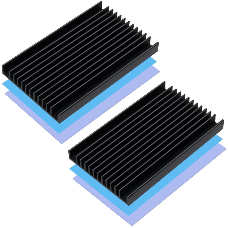 ヒートシンク 大型 2個セット 100×61×10mm 冷却 フィン アルミニウム 2種類の導熱接着シート付き 電子機器の熱暴走対策高品質の6063アルミニウム合金製のヒートシンク 2セット。高硬度、放熱性、耐腐食性、耐久性に優れた性能を持っています。この大型ヒートシンクは、電子機器から発生する熱を素早く空気中に放出し、機器の高性能を維持し、機器の故障を防止することができます。HDD/SSD外付けケース、ACアダプター、ハブ、ルーターなどに適しています。2種類の導熱接着シートは付属します。1. 高粘度の両面テープ。高粘度で、剥がしにくい。2.低粘度のサーマルパッド。剥がしやすくて、跡が残らない。使い方は簡単。導熱接着シートを選んで、両面の保護フィルムをはがして、電子機器の発熱が激しいところに貼り付けるだけです。サイズ：100x61x10mm。重量：約72g/個。パッケージ内容：ヒートシンク*2個、両面テープ*2枚、サーマルパッド* 2枚。
