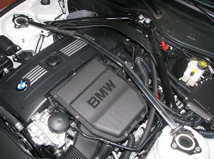 BMW Z4【E89】カワイワークス フロントストラットバーオーヴァルタイプ/OS 2.0iはエンジンカバーに干渉