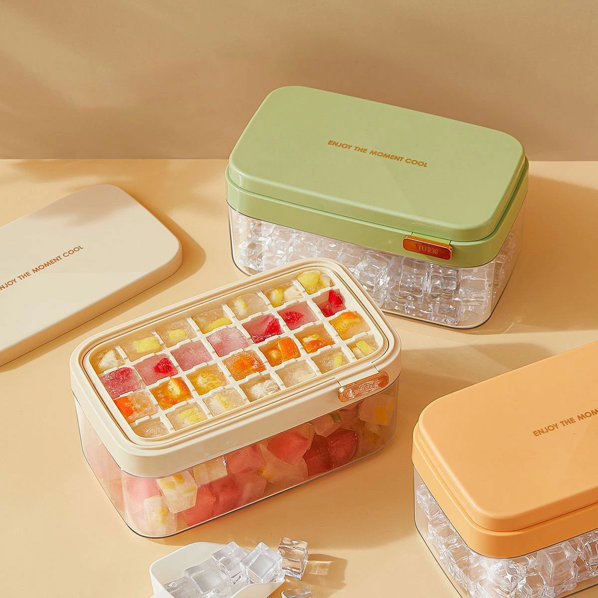 この商品について【製氷皿+氷収納ボックス+氷シャベル】製氷皿を持って、真夏に家で家族や友達などと一緒に冷たい飲み物を飲んで、涼しい夏を快適に過ごしましょう。少し雰囲気を変えたい時やパーティーなどのようなイベント時にもにぎやかさを添えます。水だけでなく、お好きなお茶やお酒、コーヒー、ウィスキーなどもアイストレーで凍らせて、自宅で簡単に作られ、夏を涼しく過ごせます【高品質で食品グレードの素材】このシリコン製氷皿は半分シリコンのデザインを采用して、底部は食品級のシリコンで、上部は良質の食品級硬質プラスチック。食べ物や飲み物に直接触れることができます。また、繰り返し使用できて、お手入れも簡単です【特別なデザイン】製氷皿が持っている独特な柔軟さのおかけで、氷を取ることが楽になります。柔らかい、変形に強いシリコン素材を採用。ねじれで簡単に氷を取り出せます。角型と丸型の製氷皿のデザインが使い勝手を豊かにします。フタ付きで衛生的。ケースとアイススコップが付属。【取り出しやすい】便利なデザインなので、どんなに長い時間に冷蔵しても、簡単に取り出すことができます。ひねりを入れるか、底を押すだけで、完全に成形された氷がカップに滑り込むのを見ることができます。水、ソーダ、ハーブ、果物、ジュースなどを入れて冷凍庫に入れるだけで、完璧なアイスキューブができます（冷蔵庫から取り出した後、約3分間放置することをお勧めします。そうすれば、アイスキューブを簡単に取り出すことができます）【幅広い用途】ふた付きの製氷皿は、アイスキューブをカクテル、アイスコーヒー、ジュース、ウイスキーにするだけでなく、グレービーソース、ソース、離乳食サプリメント、ペットスナックの保管にも使用できます。 氷塊、緑茶、ウーロン茶、牛乳、ゼリー、アイスクリーム、ウイスキー、酒、カクテル、ジュースの必需品です。家庭はもちろん、飲食店、コヒー屋、バー、ホテル、レストランに大活躍しますこの商品について 【製氷皿+氷収納ボックス+氷シャベル】製氷皿を持って、真夏に家で家族や友達などと一緒に冷たい飲み物を飲んで、涼しい夏を快適に過ごしましょう。少し雰囲気を変えたい時やパーティーなどのようなイベント時にもにぎやかさを添えます。水だけでなく、お好きなお茶やお酒、コーヒー、ウィスキーなどもアイストレーで凍らせて、自宅で簡単に作られ、夏を涼しく過ごせます 【高品質で食品グレードの素材】このシリコン製氷皿は半分シリコンのデザインを采用して、底部は食品級のシリコンで、上部は良質の食品級硬質プラスチック。食べ物や飲み物に直接触れることができます。また、繰り返し使用できて、お手入れも簡単です 【特別なデザイン】製氷皿が持っている独特な柔軟さのおかけで、氷を取ることが楽になります。柔らかい、変形に強いシリコン素材を採用。ねじれで簡単に氷を取り出せます。角型と丸型の製氷皿のデザインが使い勝手を豊かにします。フタ付きで衛生的。ケースとアイススコップが付属。 【取り出しやすい】便利なデザインなので、どんなに長い時間に冷蔵しても、簡単に取り出すことができます。ひねりを入れるか、底を押すだけで、完全に成形された氷がカップに滑り込むのを見ることができます。水、ソーダ、ハーブ、果物、ジュースなどを入れて冷凍庫に入れるだけで、完璧なアイスキューブができます（冷蔵庫から取り出した後、約3分間放置することをお勧めします。そうすれば、アイスキューブを簡単に取り出すことができます） 【幅広い用途】ふた付きの製氷皿は、アイスキューブをカクテル、アイスコーヒー、ジュース、ウイスキーにするだけでなく、グレービーソース、ソース、離乳食サプリメント、ペットスナックの保管にも使用できます。 氷塊、緑茶、ウーロン茶、牛乳、ゼリー、アイスクリーム、ウイスキー、酒、カクテル、ジュースの必需品です。家庭はもちろん、飲食店、コヒー屋、バー、ホテル、レストランに大活躍します