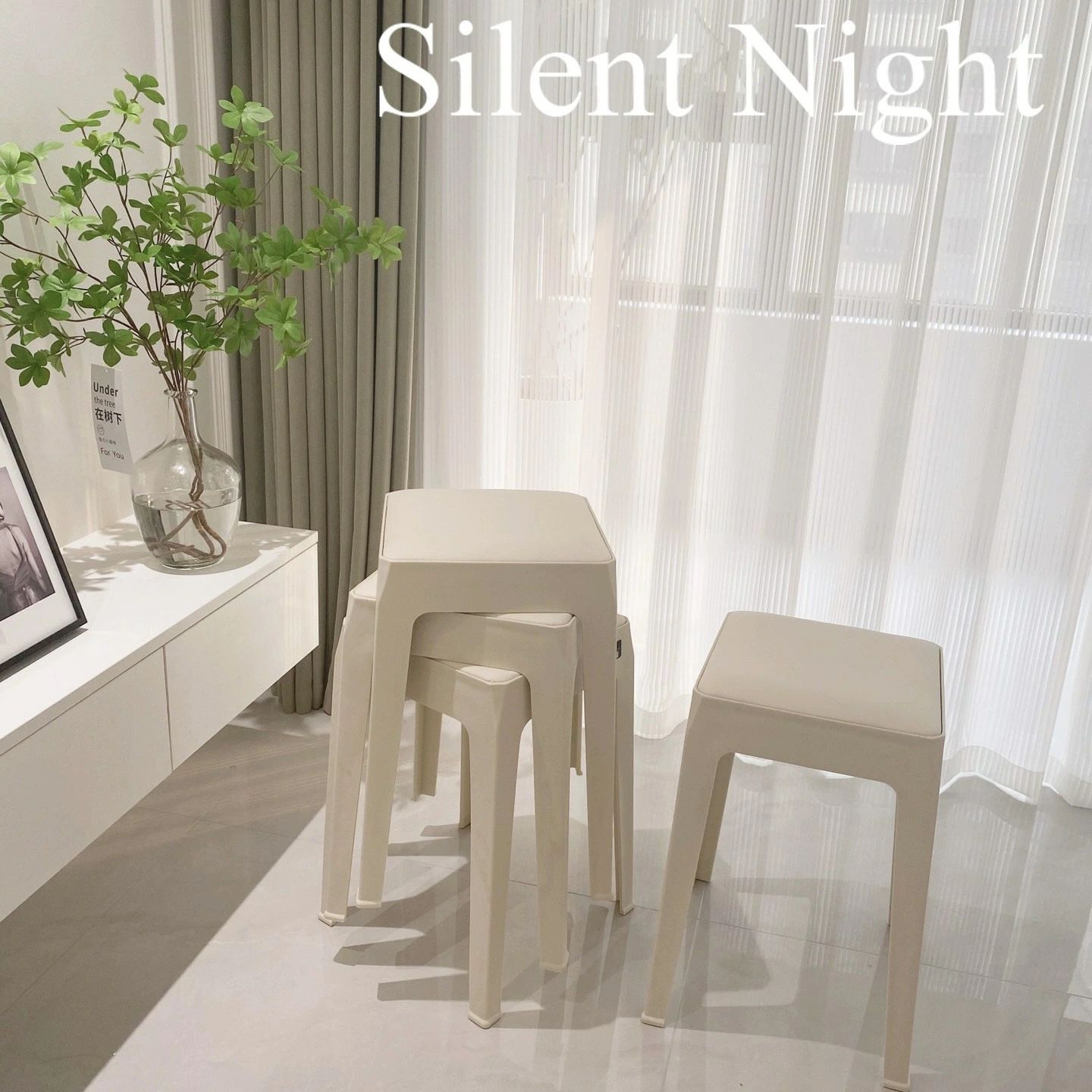 すっきりとしたラインとスタイリッシュな外観のこのスツールは、現代のホームスタイルに完璧にフィットし、空間に彩りを加えます。耐久性のある高品質のプラスチックで作られており、より大きな重量に耐えることができ、安全性と信頼性が保証され、家庭での毎...